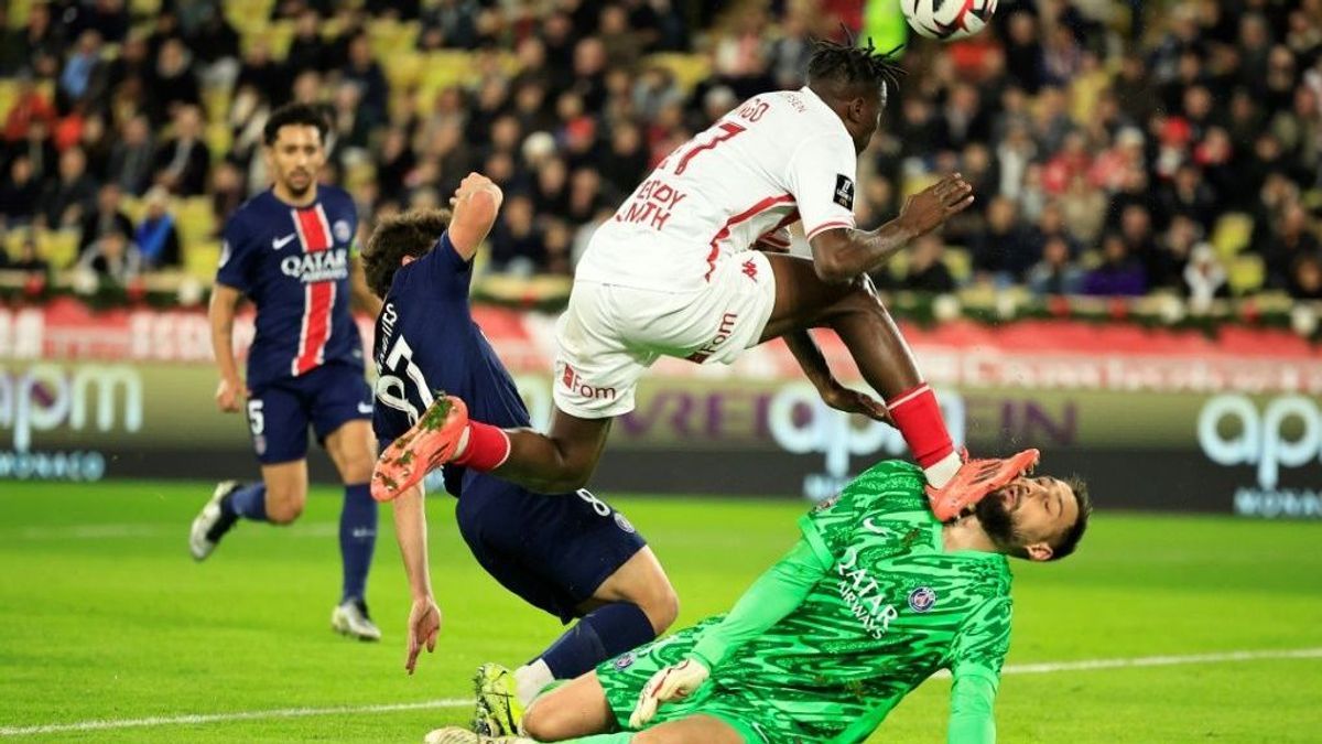 Heftig im Gesicht getroffen: Gianluigi Donnarumma (r.)