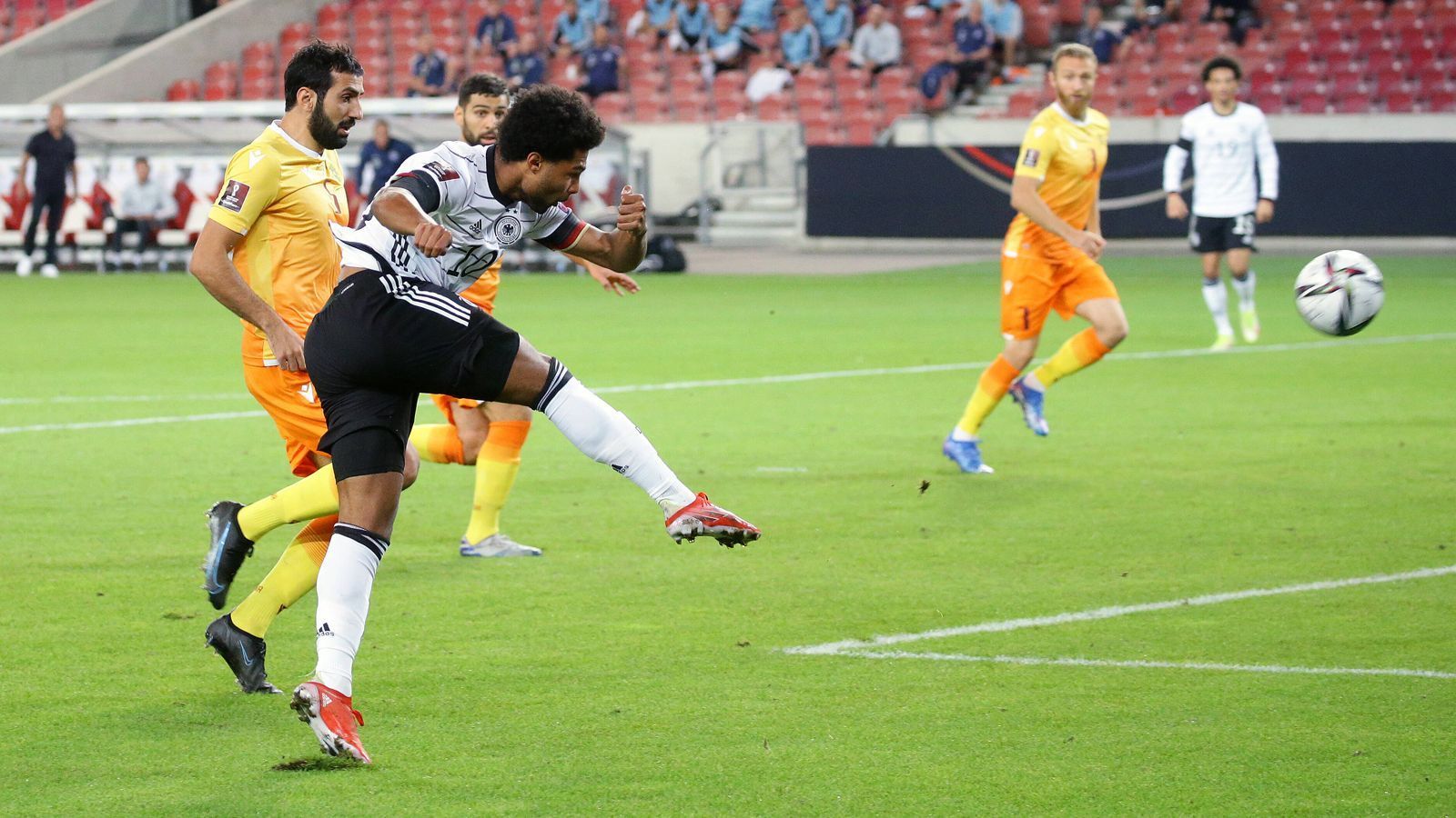 
                <strong>Serge Gnabry</strong><br>
                Der Mann des Abends sorgt schnell für klare Verhältnisse. Seine erste Chance nutzt der einstige VfB-Nachwuchskicker sehenswert aus recht spitzem Winkel. Beim 2:0 veredelt Gnabry einen Querpass von Reus. Damit nicht genug: Seine Flanke bringt das 3:0 von Reus auf den Weg. Nach 70 Minuten darf er sich dann feiern lassen. ran-Note: 1
              