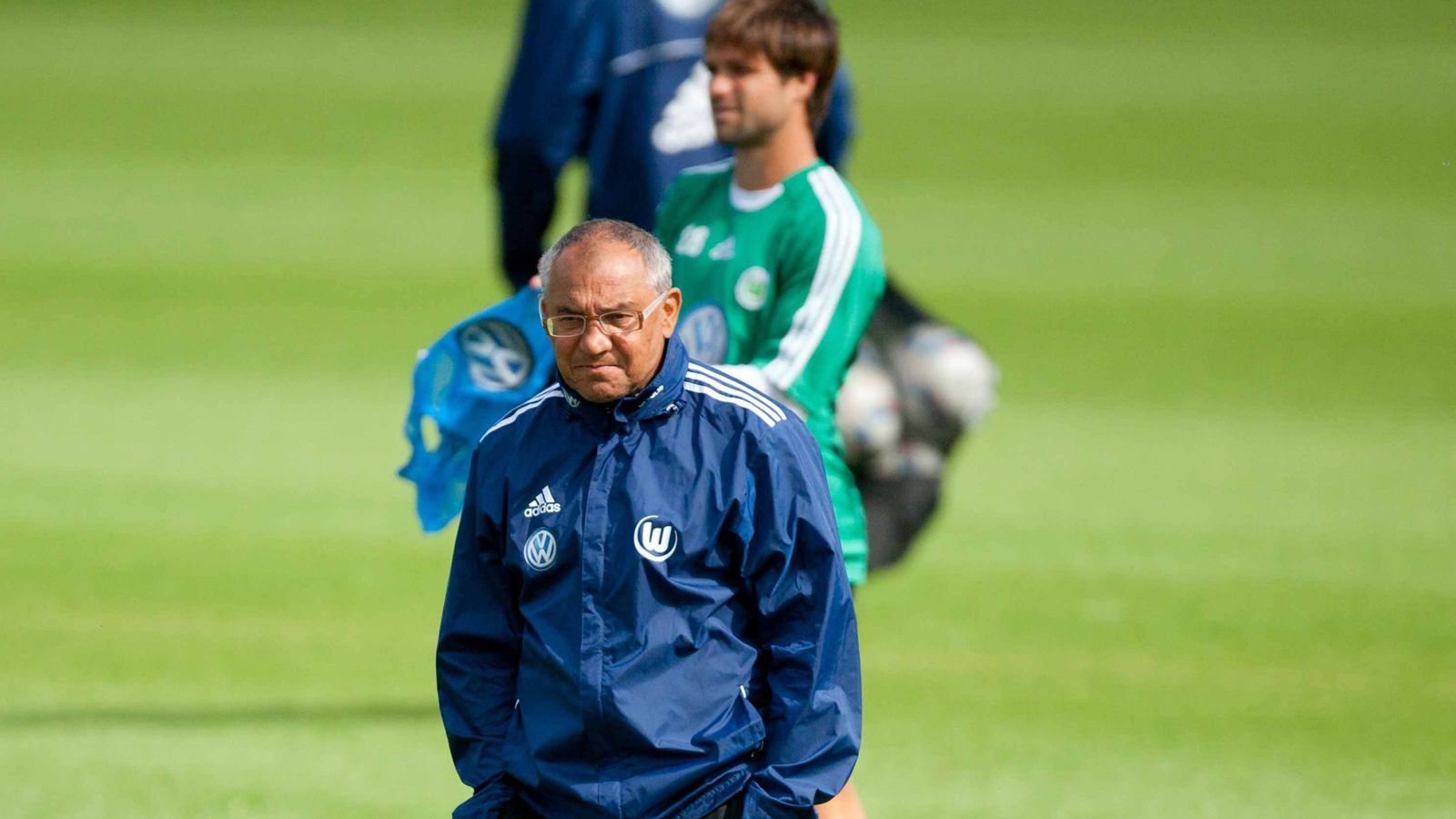 
                <strong>Shaolin Mönche gegen den Abstieg</strong><br>
                2011 kehrte Magath zum VfL Wolfsburg zurück und rettete den Verein vom Abstieg. Wieder mit harten Methoden, Medizinball-Training und dem "Hügel des Leidens", der auch "Mount Magath" genannt wurde. Ein künstlicher Hügel, den Magath für Intervallläufe nutzte. 2012 lief es trotzdem nicht besser. Um den Zusammenhalt und den Kampfgeists des Teams zu fördern, plante Magath Shaolin Mönche einzuladen, die mit dem Team interagieren sollten. Doch dazu kam es nicht. Nach einer 0:4-Pleite gegen Hannover wurde er entlassen.
              