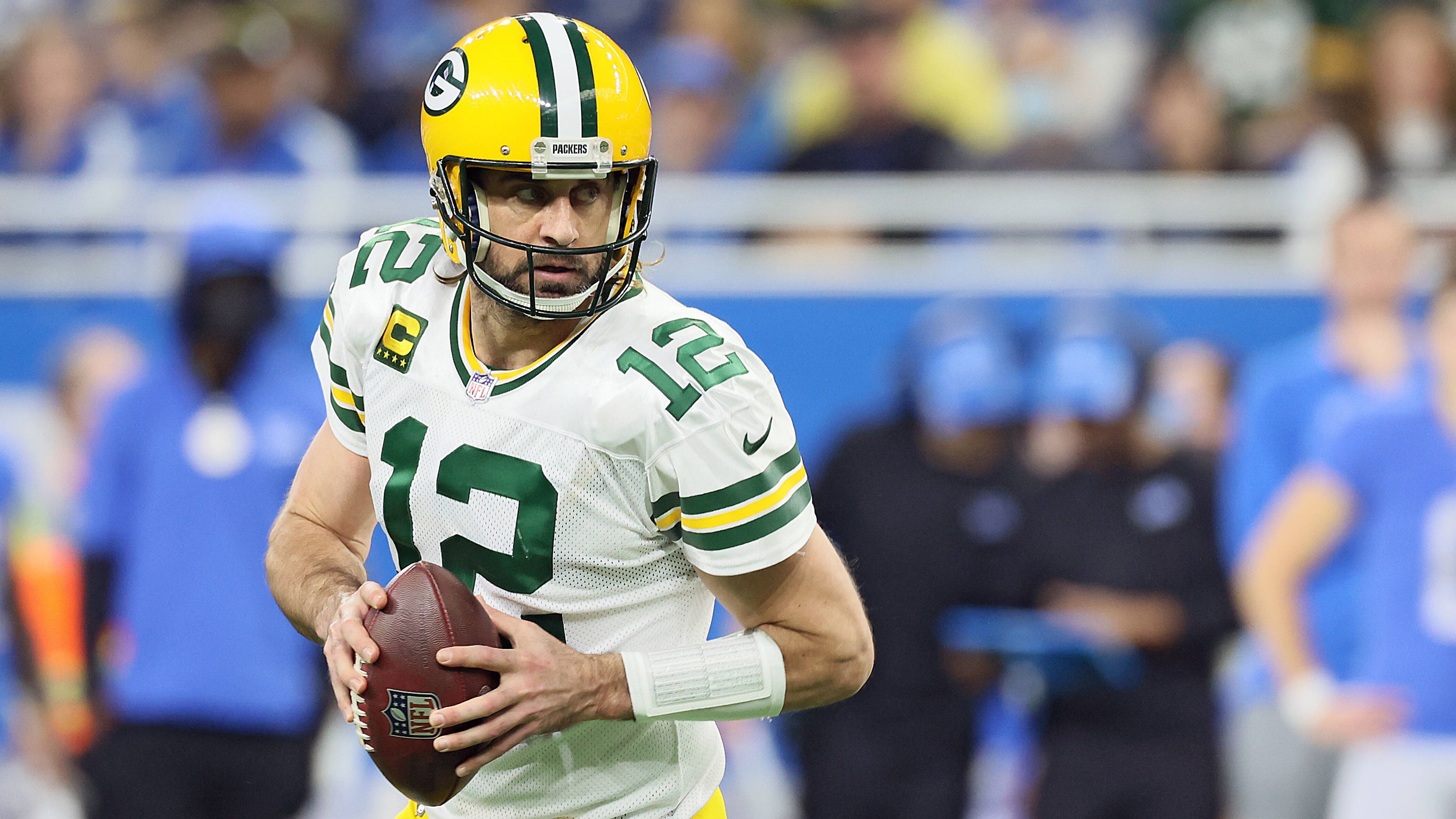 
                <strong>Paradox: Cap Hit für 2022 wird kleiner</strong><br>
                In seinem alten Vertrag hätte Rodgers den Cap Space der Packers für das Jahr 2022 mit 46,6 Millionen US-Dollar belastet. Laut "Spotrac" liegt Green Bay ohnehin rund 30 Millionen über der Gehaltsobergrenze und muss dringend was tun. Sein neuer Vertrag ist nun so strukturiert, dass sich sein Cap Hit für 2022 um 18 Millionen US-Dollar verringert. Stattdessen erfolgt der "fette" Cap Hit eher in den späteren Jahren des Vertrages. Dadurch können andere Top-Spieler im Team leichter gehalten werden.
              