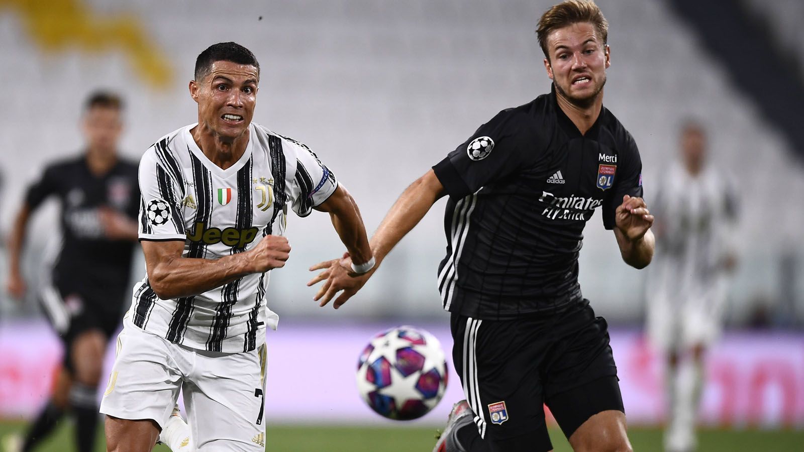 
                <strong>Cristiano Ronaldo (Juventus Turin)</strong><br>
                Titel kann Messis Dauerrivale zumindest bieten. Mit Juventus Turin wurde Cristiano Ronaldo wieder einmal Meister in der Serie A. 37 Tore in 46 Spielen sind zudem eine starke Quote. Allerdings war in der Champions League bereits im Achtelfinale Schluss für CR7. Normalerweise zu wenig, um bei der Weltfußballer-Wahl ein Wörtchen mitzureden. 
              