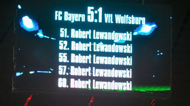 
                <strong>Lewandowski-Show</strong><br>
                6. Robert Lewandowski erzielte fünf Tore in einem Spiel. In der Hinrunde wurde der Bayern-Stürmer gegen den VfL Wolfsburg beim Stand von 0:1 zur Halbzeit eingewechselt. Neun Minuten später zeigte die Anzeigetafel 5:1. Fünf Tore in neun Minuten und alle von Robert Lewandowski! Damit sicherte sich der Pole vier Einträge im Guiness-Buch der Rekorde.
              