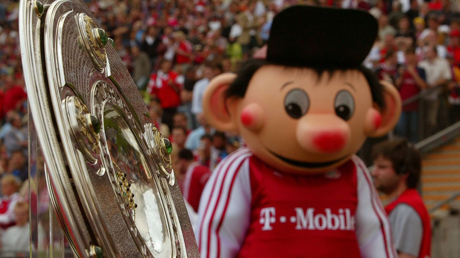 
                <strong>FC Bayern München: Die Maskottchen im Wandel der Zeit</strong><br>
                Die Meisterschale hatte Bazi immer im Blick, wie es sich für ein Maskottchen des FC Bayern gehört.
              