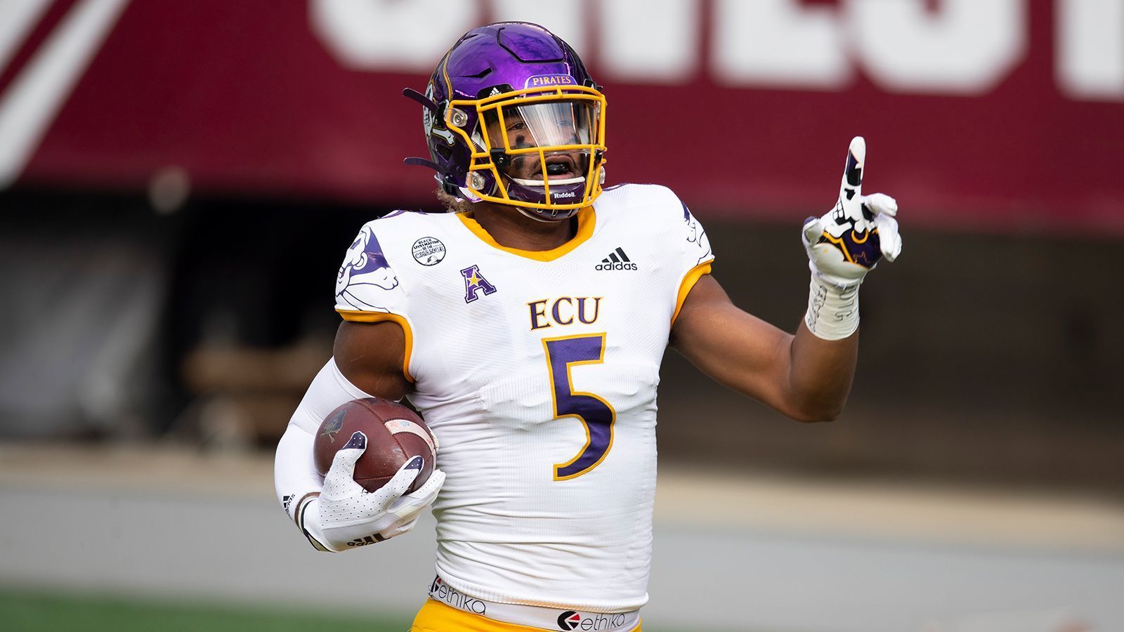 
                <strong>C.J. Johnson (Wide Receiver, East Carolina)</strong><br>
                Ein grundsolider Wide Receiver, dem es aber deutlich an Geschwindigkeit fehlt. Fehlt den Teams deswegen das Vertrauen in ihn? Oder schlagen die Houston Texans mit ihrem 259. Pick doch noch zu? Es bleibt abzuwarten.
              