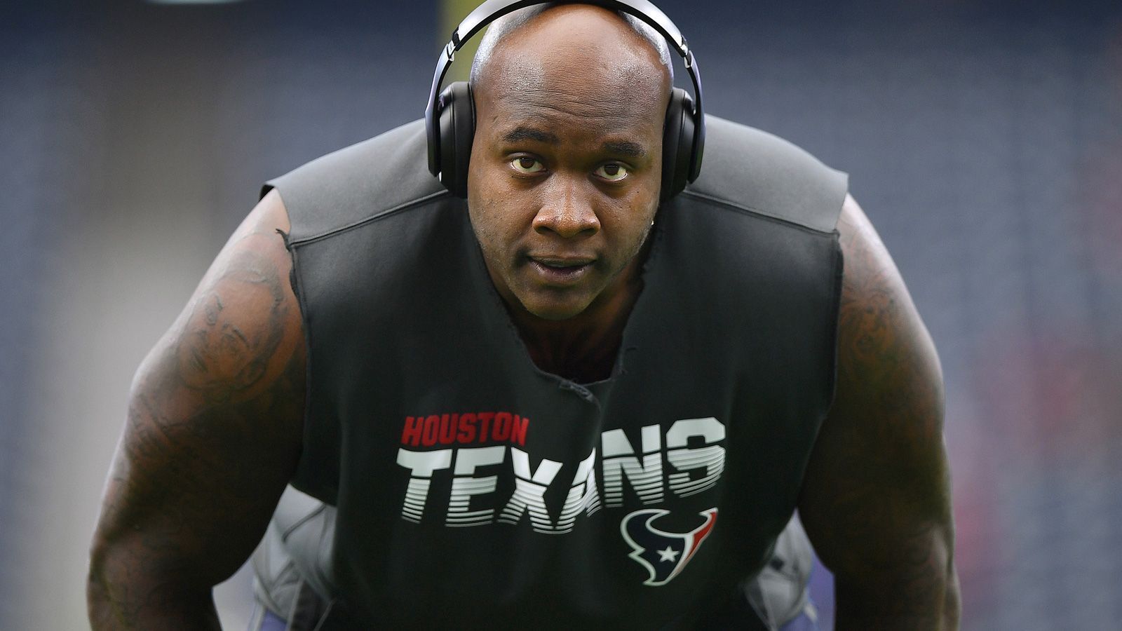 
                <strong>Tunsils Monster-Trade als Startpunkt</strong><br>
                Am 31. August 2019 wurde Offensive Tackle Laremy Tunsil (Bild) zusammen mit Wide Receiver Kenny Stills und einem Viert- und Sechstrundenpick im Austausch gegen die Erstrundenpicks in 2020 und 2021 sowie einen Zweitrundenpick im Draft 2021 und die beiden Spieler Johnson Bademosi und Julien Davenport zu den Houston Texans getradet. Mit den wertvollen Draftpicks in der Hinterhand konnten die Dolphins weitere Geschäfte machen.
              