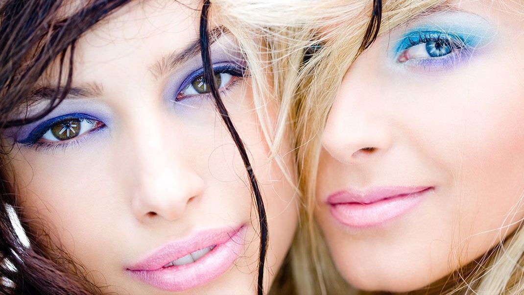 Blauer Lidschatten! Ja, wir alle kennen diesen Make-up Trend noch – wird dieser Look wieder ein Revival erleben? Wir verraten es dir im Beauty-Artikel!
