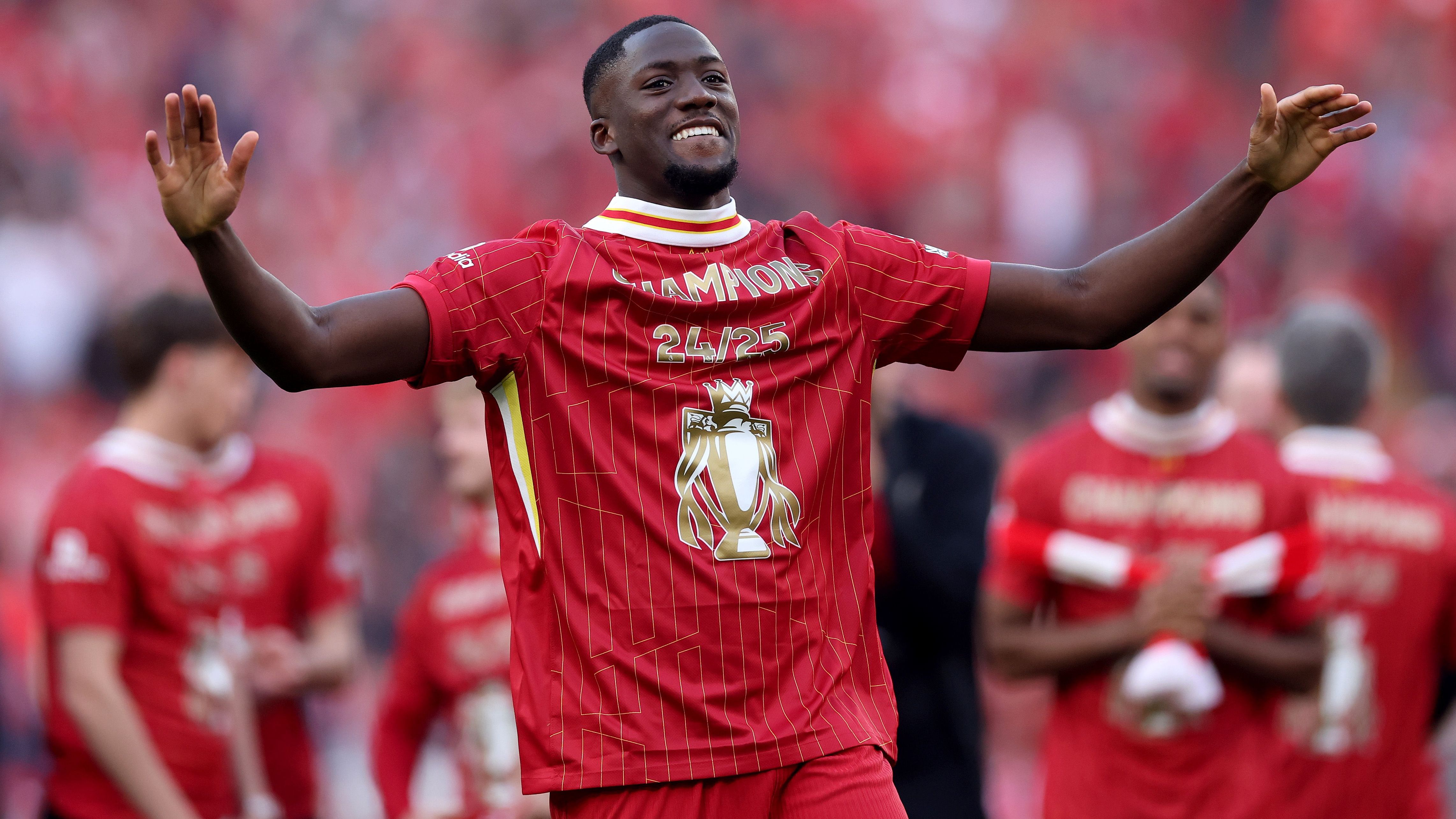 <strong>Ibrahima Konate (FC Liverpool)</strong><br>Bei Real Madrid laufen laut "Marca" schon die Kaderplanungen für den Sommer 2026. Demnach sollen die "Königlichen" für diesen Zeitpunkt die Verpflichtung des aktuellen Liverpool-Stars Ibrahima Konate erwägen. Der Ex-Leipziger wäre 2026 ablösefrei. Zuletzt trug der 1,94 Meter große Innenverteidiger einen wesentlichen Teil zum souveränen Titelgewinn Liverpools in der Premier League bei (31 Einsätze, ein Tor, zwei Vorlagen).