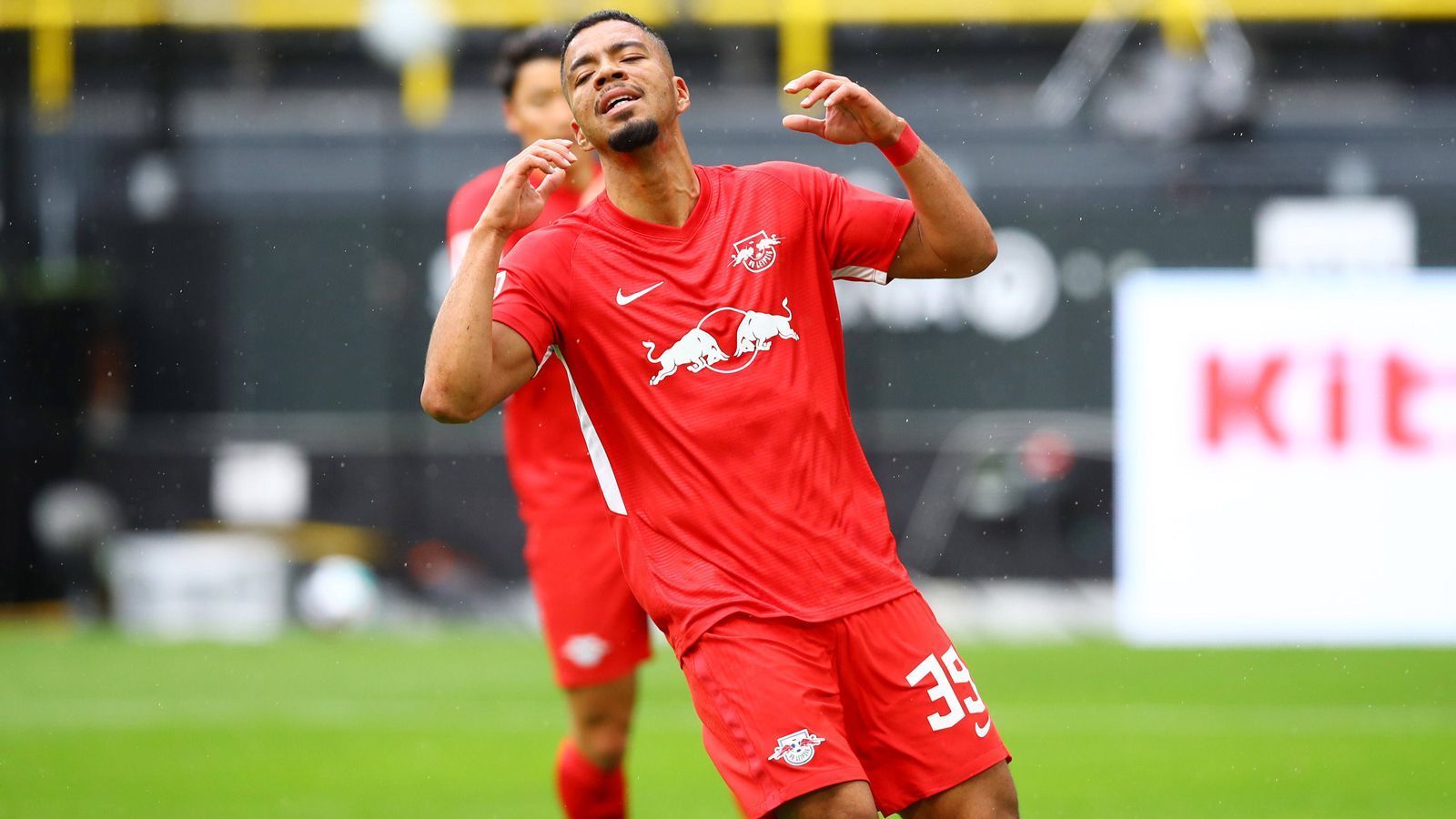 
                <strong>Benjamin Henrichs</strong><br>
                Kommt neu in die Startelf der Bullen, ist aber meistens auf verlorenem Posten. Leistet sich bis zu seiner Auswechslung nach einer guten Stunde 17 Ballverluste und spielt beinahe jeden dritten Ball zum Gegner. Auch nach vorne ohne große Impulse. ran-Note: 5
              