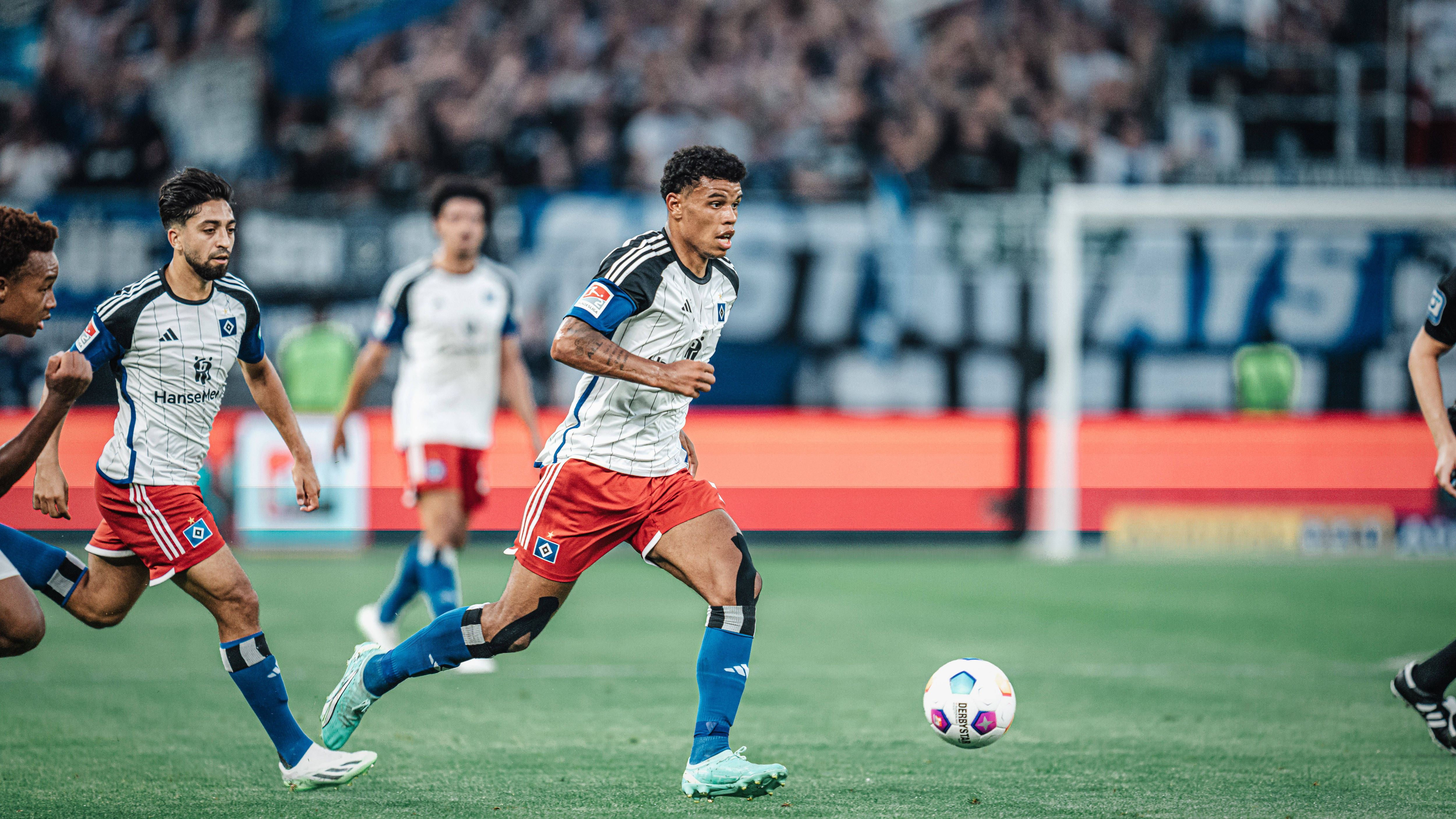 <strong>Ransford-Yeboah Königsdörffer (Hamburger SV)</strong><br>Mit Licht und Schatten. Ist nicht ganz so durchschlagskräftig wie Pherai, sorgt aber trotzdem immer wieder für Gefahr mit seinen Dribblings. <strong><em>ran</em>-Note: 3</strong>