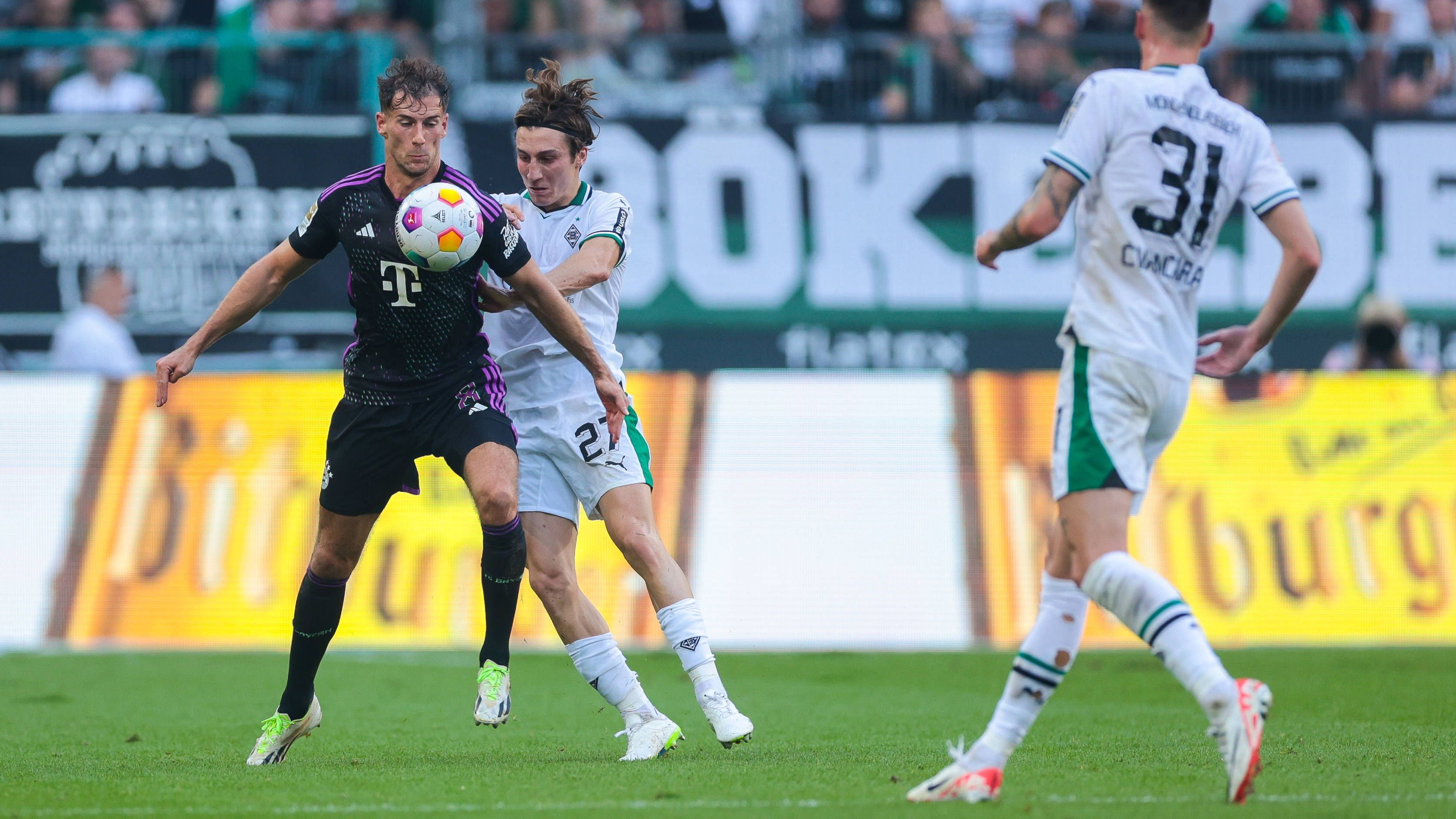 <strong>Leon Goretzka</strong><br>Wie präsentiert er sich nach Ausbootung bei der Nationalmannschaft? Arg durchwachsen. Viel gelingt ihm nicht, außerdem ist er beim Kopfballtor von Itakura nur staunender Beobachter, weil er zu weit weg steht. Kann dem Spiel keine Impulse und dringend benötigte Kreativität geben. Das setzt sich in Halbzeit zwei fort, in der Goretzka das Spiel nicht mitbestimmen und lenken kann. Unter dem Strich ein überraschend schwacher Auftritt. <strong>ran-Note: 5</strong>