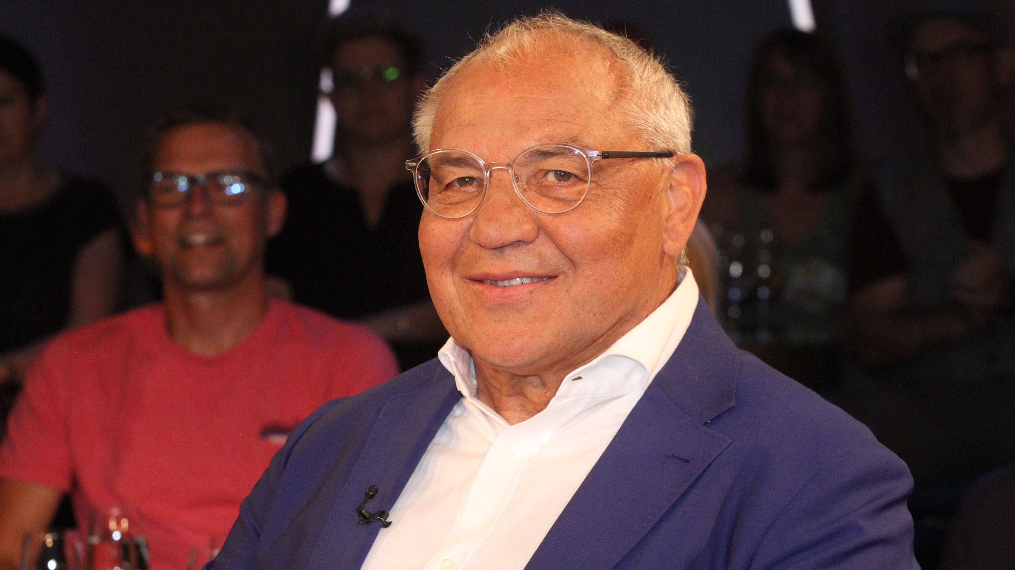 <strong>Felix Magath</strong><br>... habe sich der DFB beim 70-Jährigen nicht gemeldet. "Daher kann ich nicht entscheiden: Will ich diesen Job machen oder will ich ihn nicht machen. Bevor ich nicht mit Verantwortlichen gesprochen habe, stellt sich die Frage für mich überhaupt nicht", erklärte Magath, "für mich ist die Situation so, dass ein erfahrener Mann übernehmen sollte."