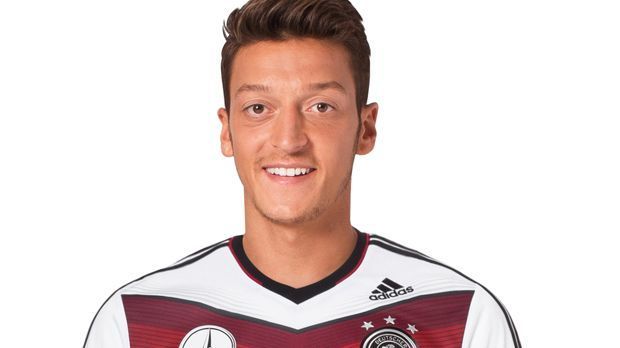 
                <strong>Mesut Özil</strong><br>
                Özil ist der Top-Torschütze und Topscorer in der WM-Qualifikation (acht Tore und sechs Assists in zehn Spielen). Bei der WM 2010 als auch bei der EM 2012 schoss er jeweils ein Tor und drei Tor-Assists. Der 25-Jährige verzeichnet in 38 Pflichtspielen für den FC Arsenal sieben Tore. 
              