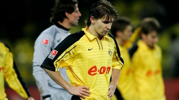 
                <strong>Ebi Smolarek</strong><br>
                Ebi Smolarek - 2007: Der Stürmer schoss insgesamt 25 Tore in der Bundesliga und bereitete 15 weitere vor. Nach seinem Wechsel 2007 suchte Smolarek sein Glück in Spanien, England, Polen, Griechenland und den Niederlanden - ohne Erfolg. Inzwischen hat er seine Karriere beendet.
              