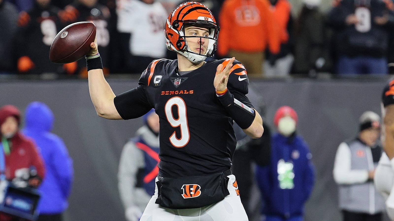 
                <strong>Joe Burrow - "Joey Franchise"</strong><br>
                "Joey Franchise", "Joey B", "Jackpot Joey", "Joe Brrrr", "Joe Shiesty." In seiner noch jungen Karriere hat der Quarterback der Cincinnati Bengals schon einige Spitznamen gesammelt. Sollte der 25-Jährige in den nächsten Jahren weiterhin abliefern, dürften sicherlich auch noch einige hinzukommen.
              