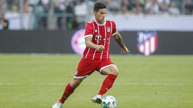 
                <strong>James Rodriguez (FC Bayern München)</strong><br>
                3. Platz: James Rodriguez (Real Madrid, ausgeliehen an den FC Bayern) - Ablösesumme 500 Mio Euro (Quelle: Goal.com)Das Beispiel James zeigt allerdings, dass sich die Vereine keineswegs an die Summe halten müssen. So leiht der FC Bayern den Kolumbianer zwei Jahre lang für 10 Millionen Euro Gebühr aus. Danach besteht eine Kaufoption über 35 Mio Euro. Dass Real nicht auf die festgeschriebenen Ablöse beharrt, liegt sicher auch daran, dass James zuletzt nur Ergänzungsspieler war.
              