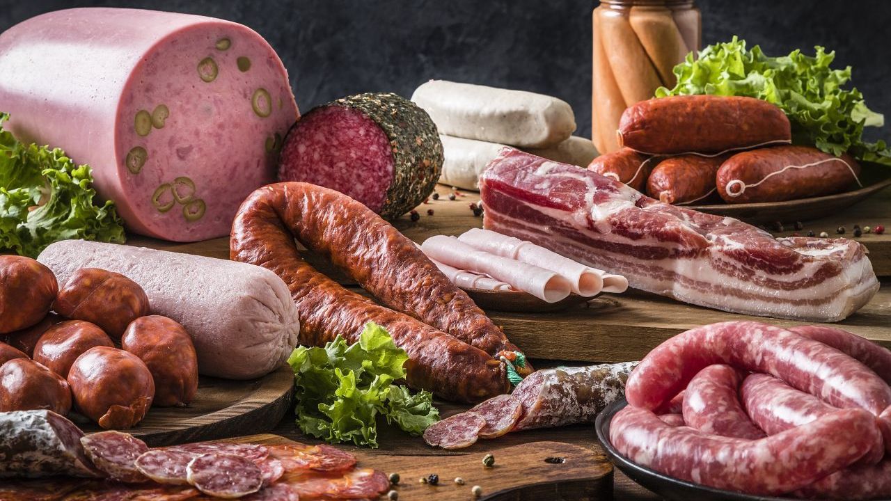 Rotes Fleisch, Wurst, Schinken und andere gesalzene, gepökelte, geräucherte oder fermentierte Fleischprodukte begünstigen Darmkrebs »&nbsp;So kannst du vorbeugen: Iss diese Produkte nicht jeden Tag und nicht zu viel davon. Wenn du Lust auf Fleisch hast, kaufe besser Geflügel. Die Deutsche Gesellschaft für Ernährung rät generell nicht mehr als 300 bis 600 Gramm Fleisch pro Woche zu essen.