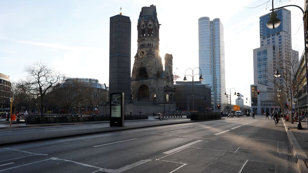 Die Gedächtniskirche am Breitscheidplatz/Ku'damm in Berlin ist immer wieder Zeuge von halsbrecherischen, illegalen Autorennen.