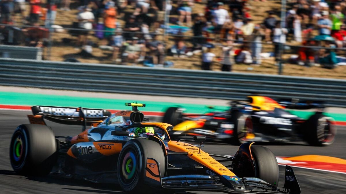 Lando Norris im McLaren vor Max Verstappen im Red Bull kurz vor Rennende in Austin 2024