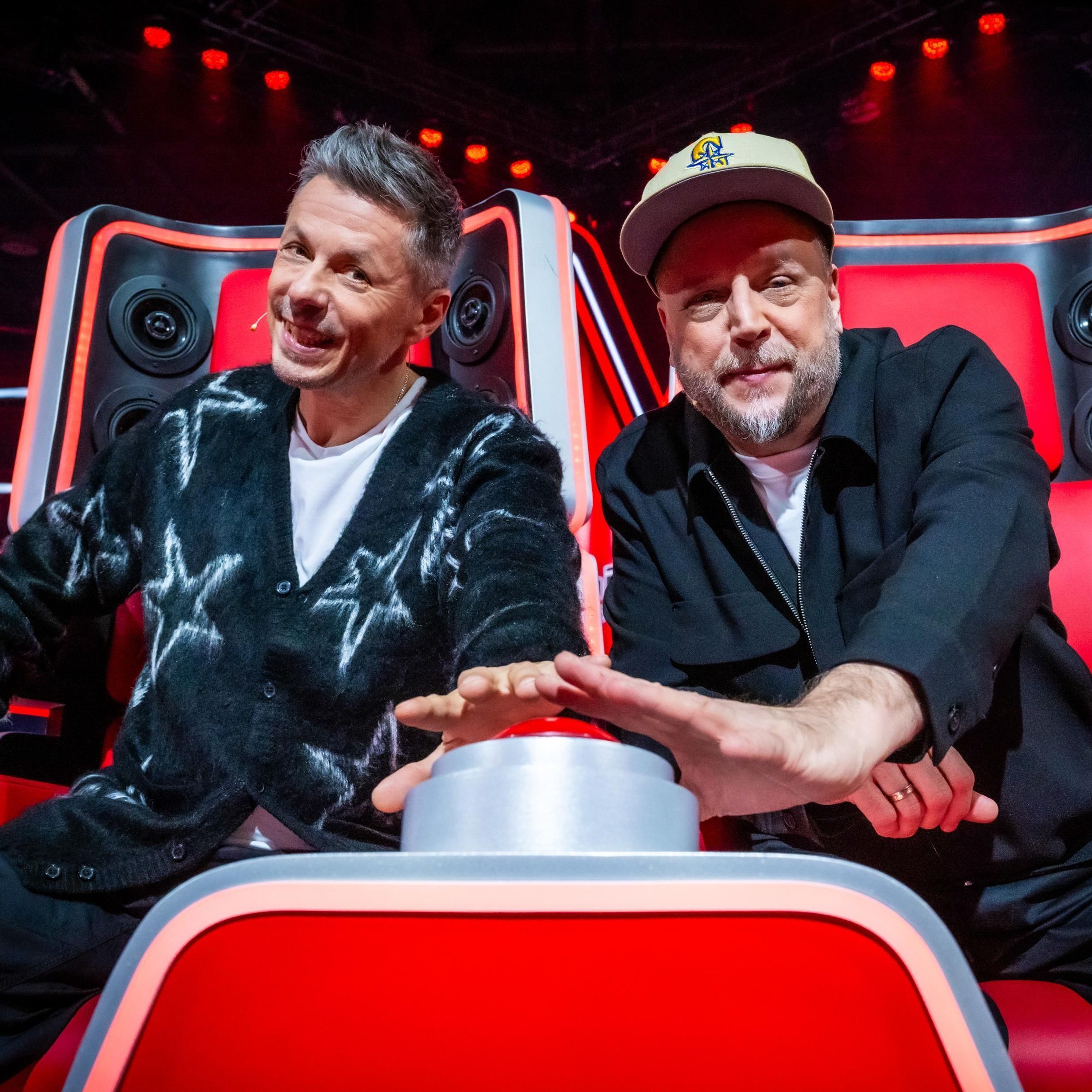Michi Beck und Smudo sitzen bei "The Voice Kids" 2024 auf ihrem Coach-Stuhl mit den Händen über dem Buzzer