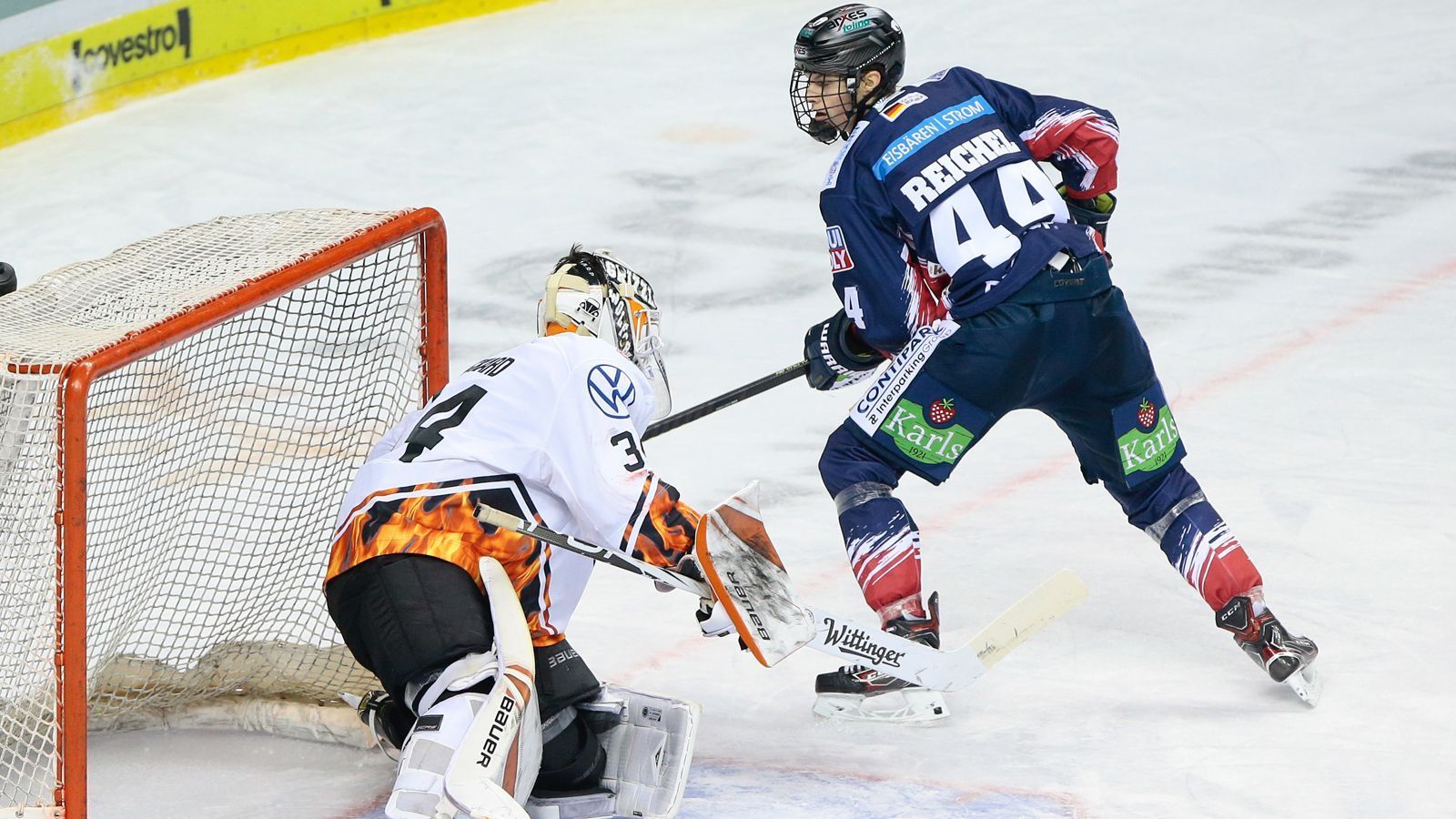 
                <strong>Lukas Reichel</strong><br>
                Reichel ist aufgrund seiner Geschwindigkeit und Puckbehandlung nur schwer zu stoppen, zieht gerne von außen nach innen, um dann auf das Tor zu schießen oder einen genialen Pass zu spielen. "Ich mag es, Tore aufzulegen. Manchmal mache ich das sogar lieber, als selbst welche zu schießen", sagte er gegenüber "NHL.com/de". Eine Gemeinsamkeit zu John-Jason Peterka: Auch er bezeichnet Patrick Kane von den Chicago Blackhawks als sein Vorbild.  
              