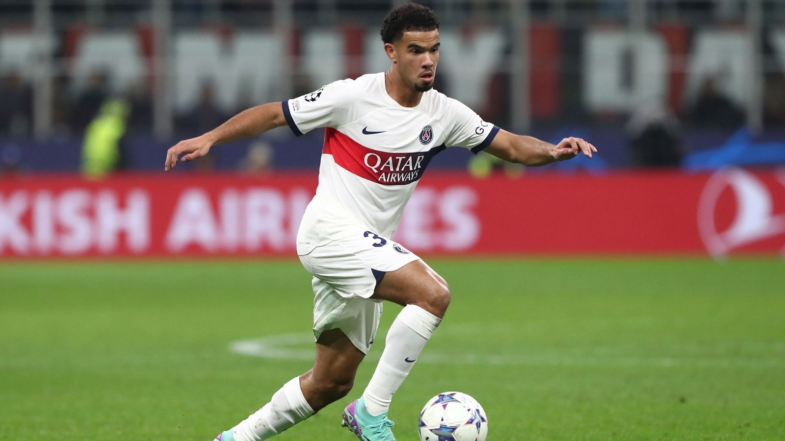 <strong>Warren Zaire-Emery (Paris Saint-Germain)</strong><br>Vier Spiele, drei Vorlagen in der Champions League. Der 17-Jährige spielt auf, als wäre er doppelt so alt. Fast schon erfahren und routiniert führt er die Bälle durch das PSG-Mittelfeld und lässt sich von den Stars drumherum nicht beeindrucken. Ein wahnsinnig interessanter Spieler für die Zukunft.