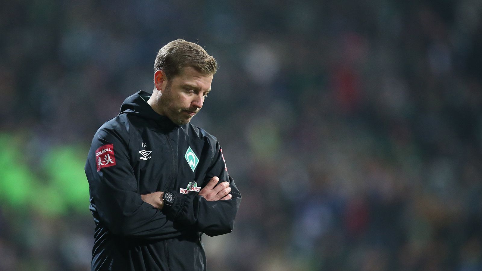 
                <strong>Verlierer: Florian Kohfeldt und Werder Bremen</strong><br>
                Diese Hinrunde war für Florian Kohfeldt und seinen SV Werder Bremen zum Vergessen. Die Grün-Weißen belegen den vorletzten Platz der Tabelle und haben drei Punkte Rückstand auf das rettende Ufer. Nur drei Siege gelangen den Hanseaten in der ersten Saisonhälfte. Grund für die schlechte Hinserie ist neben den desolaten Leistungen in Partien wie gegen Bayern München (1:6) und den 1. FSV Mainz 05 (0:5) sowie der langen Sieglos-Serie über acht Spieltage auch die Verletzungsmisere. Zum Ende der Hinrunde lichtete sich das Lazarett, aber mit Theodor Gebre Selassie und Niclas Füllkrug fallen weiterhin zwei wichtige Stammkräfte aus. Wenn die Bremer die Klasse halten wollen, müssen sie den Hebel nach vier Pleiten zum Jahresausklang schnellstmöglich umlegen.
              