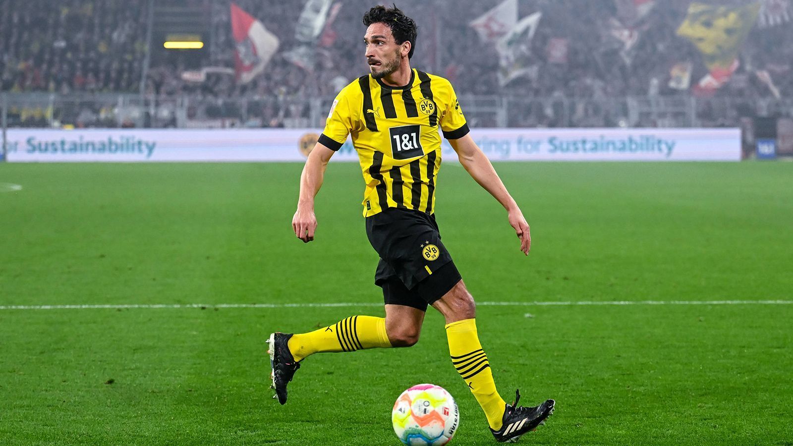 
                <strong>Innenverteidiger: Mats Hummels</strong><br>
                Zu Recht wählt ChatGPT Mats Hummels in die beste Elf. Er ist einer von zwei Spielern in dieser Elf, die aktuell noch aktiv sind. Sein Vertrag läuft jedoch in diesem Sommer aus und es gibt Wechselgerüchte um den Weltmeister. Hummels gehört inzwischen nicht mehr zum Stammpersonal von Trainer Edin Terzic, war aber in den Jahren davor eine wichtige Stütze in der Defensive der Mannschaft. Einen denkwürdigen Abschied sollte er bei einem Abgang auf jeden Fall bekommen. Bislang steht Hummels bei 333 Einsätzen in der Bundesliga für die Borussia. Wettbewerbsübergreifend steht er bei 458 Spielen – kein anderer Aktiver bei Dortmund hat mehr. Auch in der ewigen Rekordspielerliste rangiert er damit auf Platz zwei. Seine Verdienste für den Verein sind so groß, dass auch er fast schon Legendenstatus erreicht hat. 
              