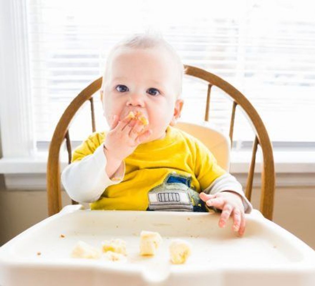 Kinder sollten nur geschälte Bananen essen - und die sollten möglichst bio sein.