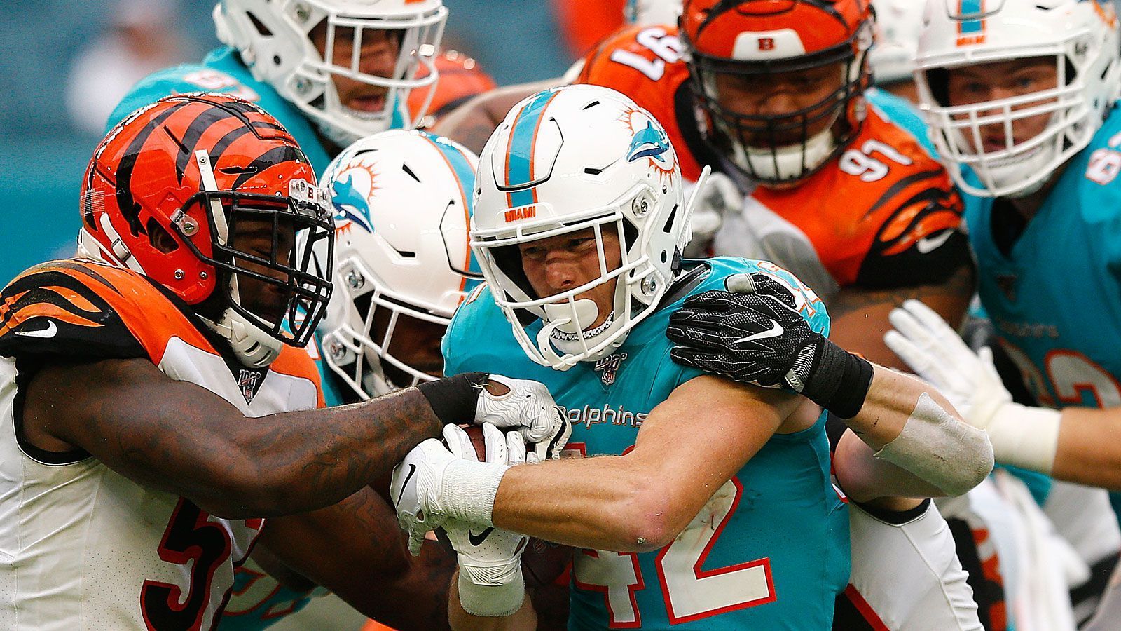 
                <strong>Gewinner: Miami Dolphins</strong><br>
                Die ganze Saison über wurde den Miami Dolphins vorgehalten, zu tanken. Von den "Tankfins" war die Rede. Diesen Verdacht kann man nun getrost vergessen. Im vorab zum "Tankbowl" deklarierten Spiel gegen die Cincinnati Bengals setzten sich die Dolphins mit 38:35 durch und fielen dadurch aus den Top Drei der Draft Order für 2020. Das ist vielleicht nicht gut für die Zukunft der Franchise aus Florida, aber sportlich absolut fair. Womit wir zu den Verlieren kommen…
              