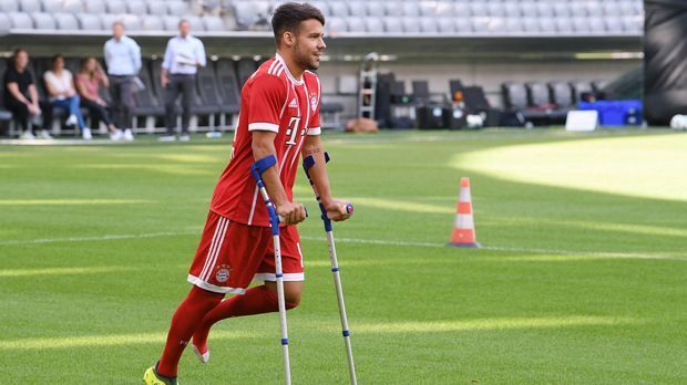 
                <strong>Juan Bernat (FC Bayern München)</strong><br>
                Der Spanier Juan Bernat zog sich während der Vorbereitung der Bayern in Asien einen Riss des Syndesmosebandes zu. Der Linksverteidiger fällt damit nun für mehrere Monate aus. Besonders bitter: Da auch David Alaba derzeit verletzt fehlt, herrscht beim Meister bis auf Weiteres links hinten ein personeller Engpass.
              