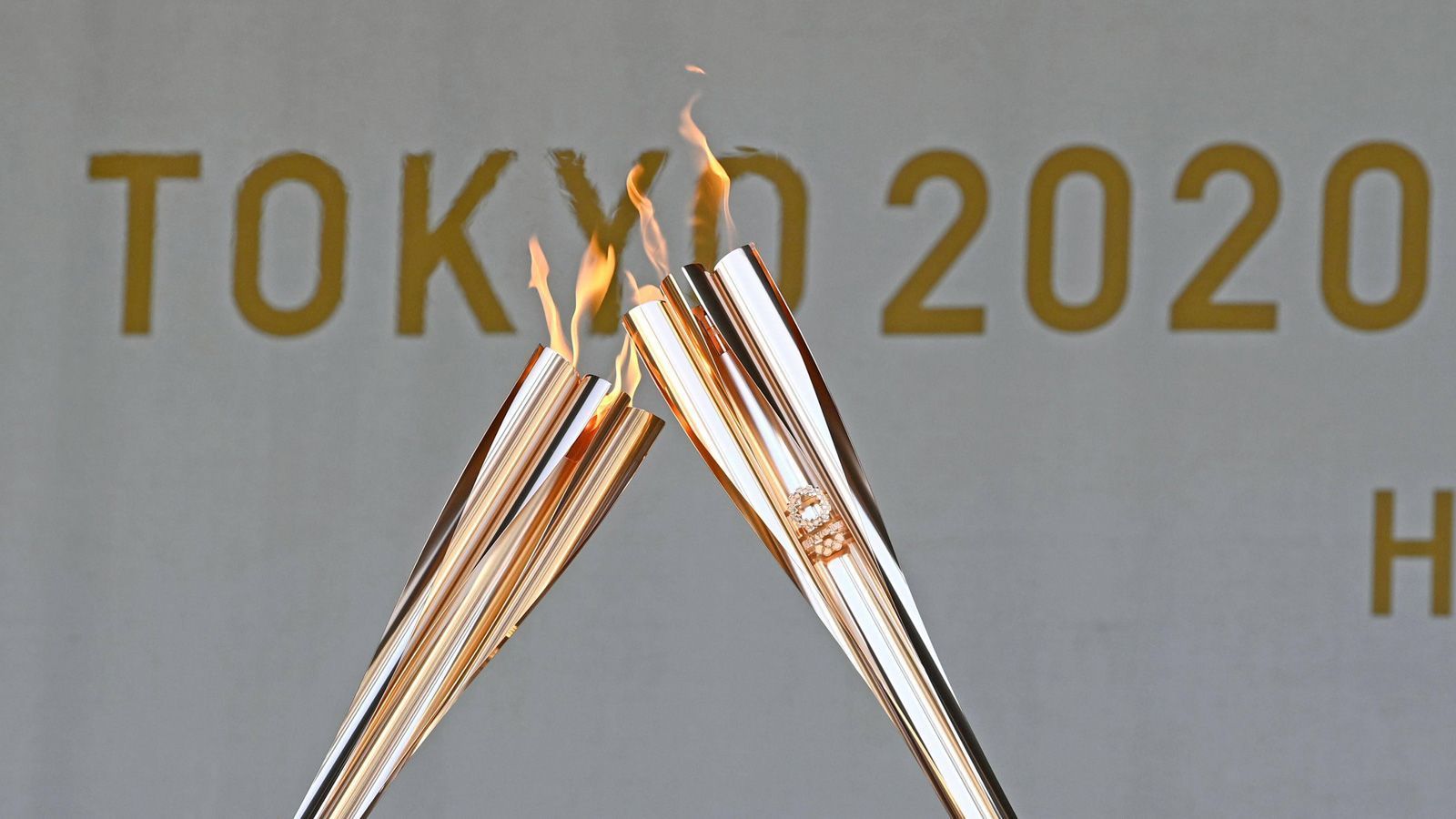 
                <strong>Fußball bei den Olympischen Spielen war nie unumstritten</strong><br>
                Alles in allem blickt Fußball auf eine lange olympische Geschichte zurück. In Tokio wird das Männerturnier zum 28. Mal ausgetragen, das der Frauen zum siebten Mal. Unumstritten war Fußball bei den Spielen wegen der Profiregelungen aber nie. Aber auch wenn das Olympische Turnier keine so große Bedeutung im Fußball hat, wurden bereits schöne und spannende Geschichten geschrieben. Mal schauen, was diesmal in Tokio passiert.
              