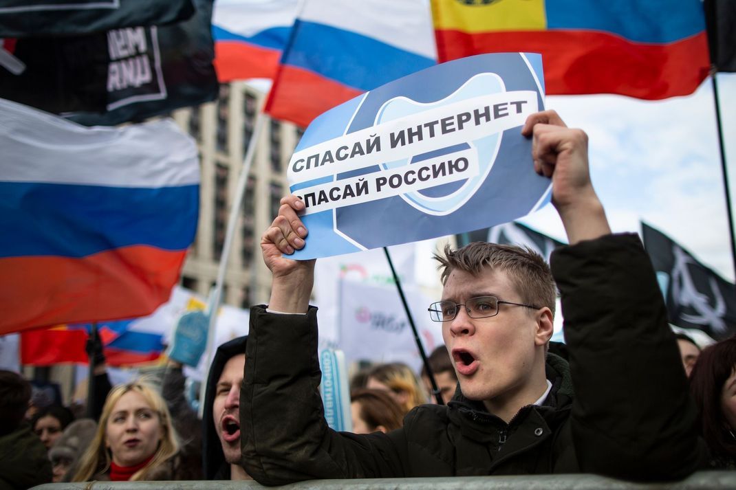 Archivaufnahme, 10. März 2019, Russland, Moskau: Ein Demonstrant hält ein Poster mit der Aufschrift "Rettet das Internet, rettet Russland" während eines Protestes für ein freies Internet in dem Land.