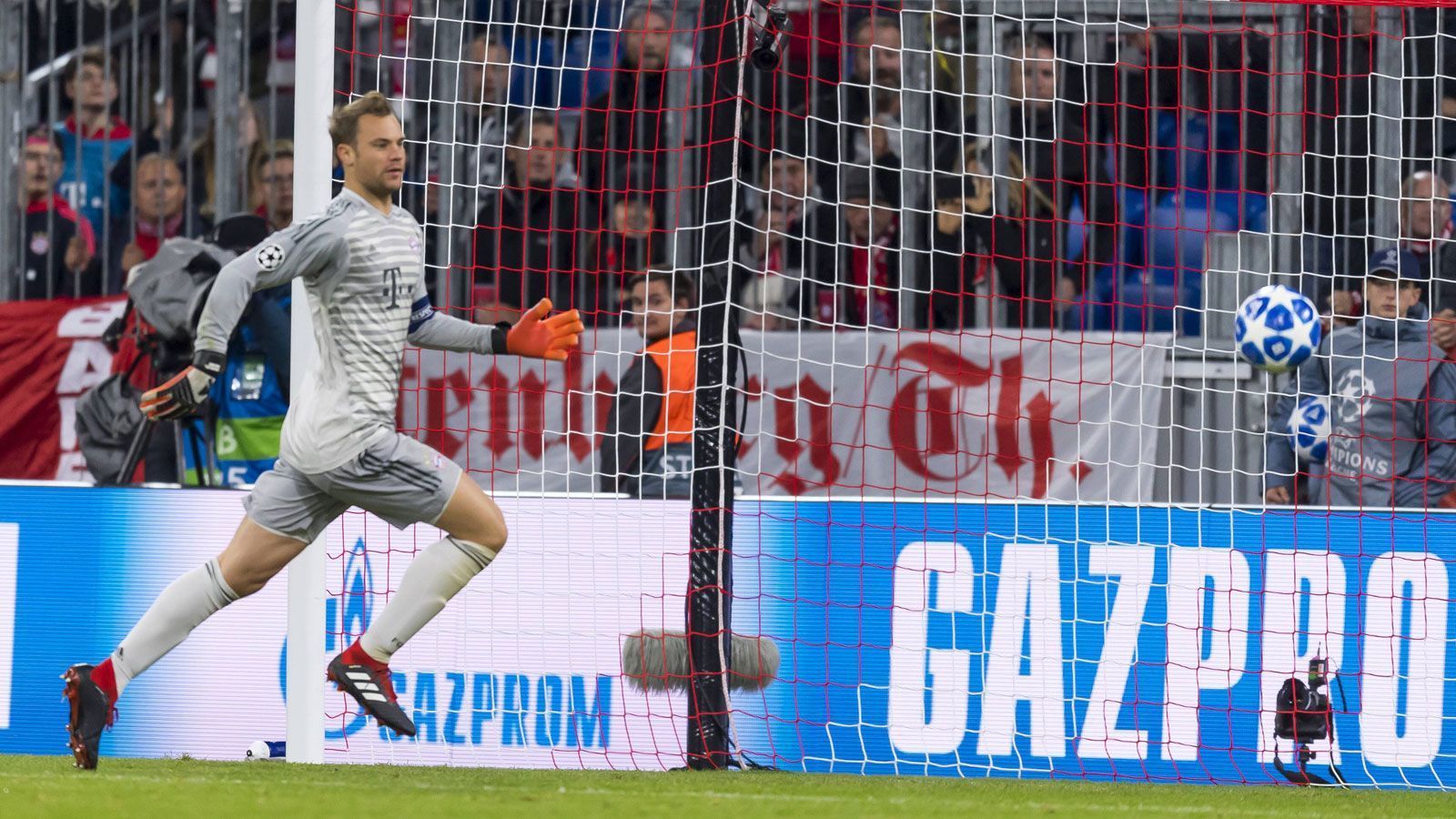 
                <strong>Manuel Neuer</strong><br>
                Muss in der 20. Minute beim verdeckten Schuss von Ziyech blitzschnell abtauchen, um den Ball um den Pfosten zu lenken. Auch später auf dem Posten, beim Gegentor allerdings machtlos. Hält in Halbzeit zwei in einigen Situationen das Remis fest. ran-Note: 2
              