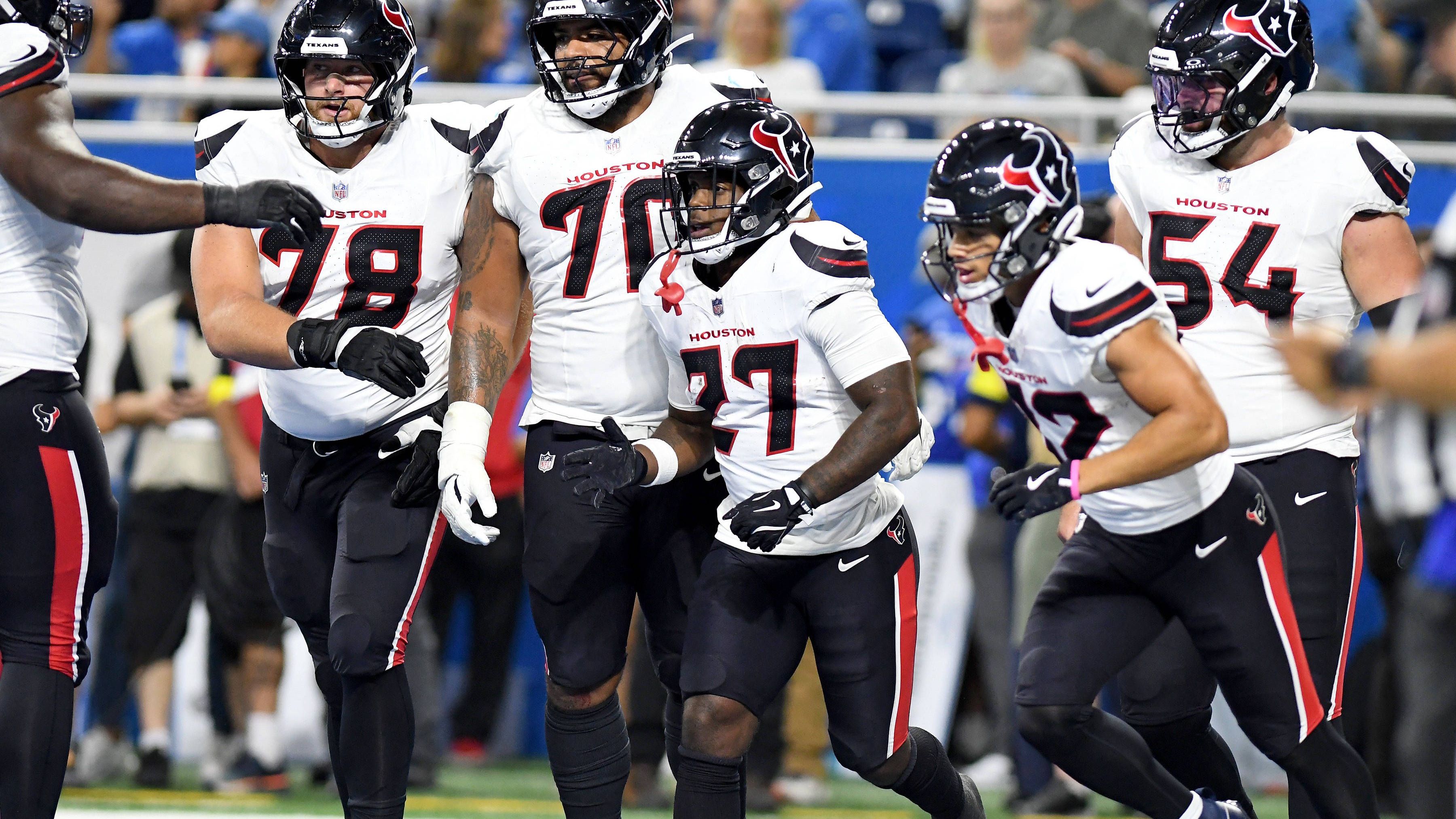 <strong>Houston Texans</strong><br>Das dritte Jahr von C.J. Stroud beginnt so, wie man es sich im zweiten Jahr erhofft hätte: mit einer Steigerung! Die wenigen Plays des QB waren frisch, dynamisch, entscheidungsfreudig. WR Nico Collins ist zudem endlich wieder fit. Auch die Offensive Line hat sich deutlich verbessert. Rookie Aireontae Ersery ist ein wahrer Glücksgriff - für beide Tackle-Positionen! Auch Right Guard Ed Ingram, Neuzugang von den Minnesota Vikings, überzeugte. Es wurde an den richtigen Stellschrauben gedreht. Eine der besten Vorbereitungen! 2-1 lautet die  Preseason-Bilanz.<br><strong>Note: 1-</strong>