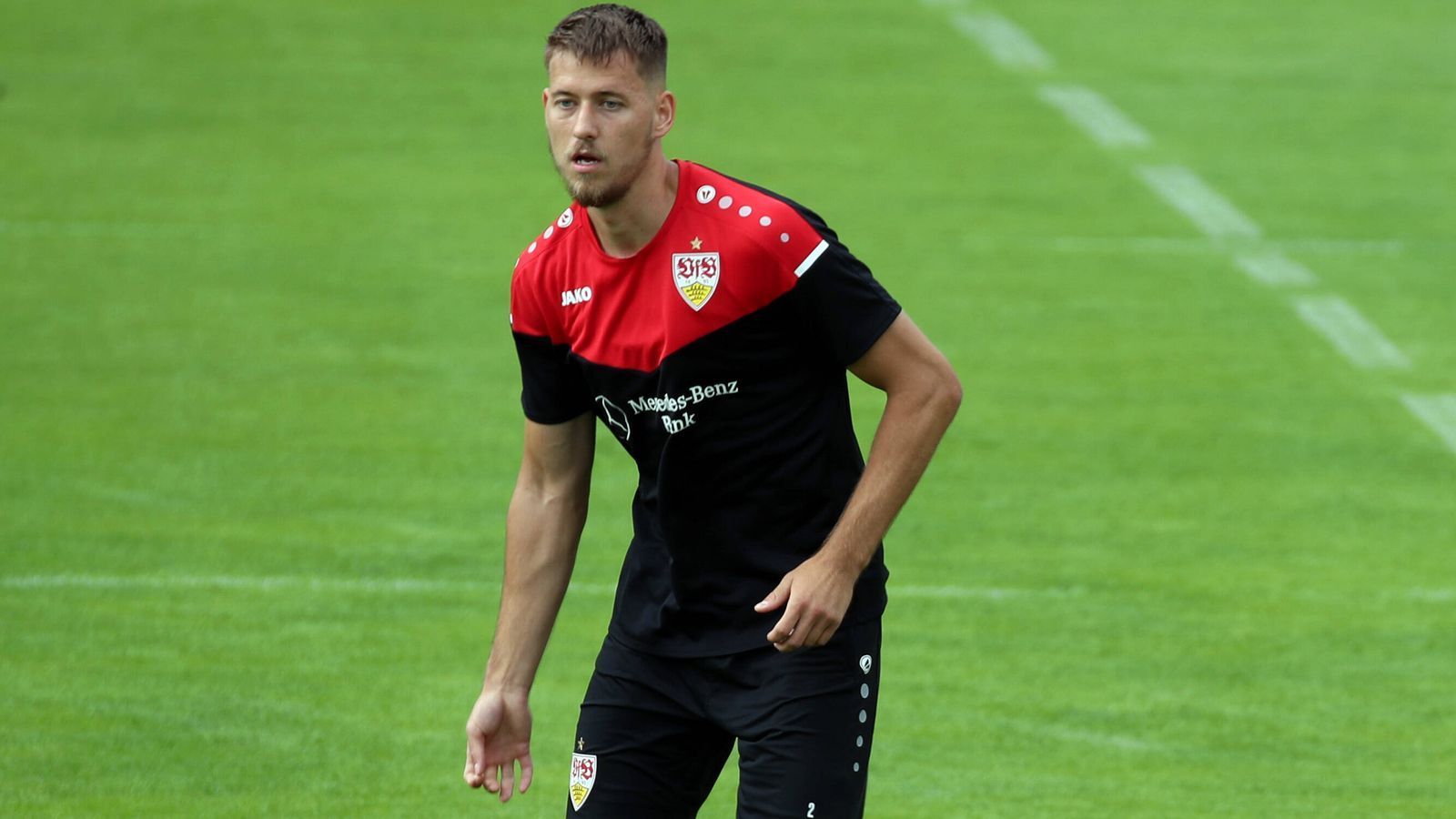 
                <strong>VfB Stuttgart</strong><br>
                Zugänge: Waldemar Anton (Bild, Hannover 96), Gregor Kobel (1899 Hoffenheim, feste Verpflichtung nach Leihe), Pascal Stenzel (SC Freiburg, feste Verpflichtung nach Leihe), Wataru Endo (VV St. Truiden, feste Verpflichtung nach Leihe), Momo Cisse (Le Havre), Konstantinos Mavropanos (FC Arsenal, Leihe), Pablo Maffeo (FC Girona, Leih-Ende), Ailton (Qarabag Agdam, Leih-Ende), Erik Thommy (Fortuna Düsseldorf, Leih-Ende), Nikolas Nartey (Hansa Rostock, Leih-Ende)Abgänge: David Kopacz (Würzburger Kickers), Anastasios Donis (Stades Reims), Chadrac Akolo (Amiens SC), Nikolas Nartey (SV Sandhausen, Leihe), Mario Gomez (Karriereende), Nathaniel Phillips (FC Liverpool, Leih-Ende), Holger Badstuber (VfB Stuttgart II)
              