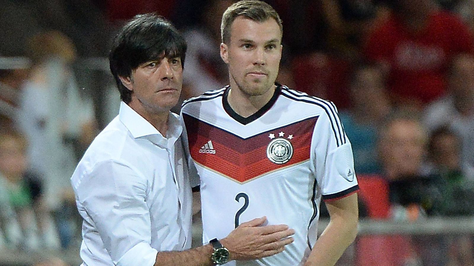 
                <strong>Großkreutz in Löws Ungnade (2015)</strong><br>
                Die "Dönerwurf-Affäre" hat Löw dem Dortmunder verziehen. Sogar nachdem im WM-Trainingslager 2014 bekannt wurde, dass Großkreutz in eine Hotel-Lobby urinierte, nimmt der Bundestrainer ihn mit nach Brasilien. Dort bleibt Großkreutz ohne Einsatz, gerät sportlich aus dem Blickfeld. Und als Löw hört, dass Großkreutz bei Galatasaray Istanbul - wo er wegen eines Formfehler des Vereins nur trainieren und nicht spielen darf - an den Wochenenden stets nach Hause flog, mustert er ihn mit den öffentlichen Worten "Das macht man nicht" endgültig aus.
              