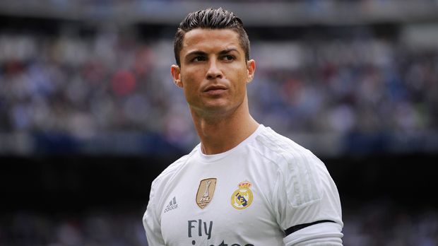 
                <strong>Cristiano Ronaldo</strong><br>
                Auswechselspieler: Cristiano Ronaldo (Real Madrid). Bei Manchester United haben Pique und CR7 noch zusammengespielt. Doch in der Traumelf ist der trotzdem Real-Star nur Ersatz. 
              