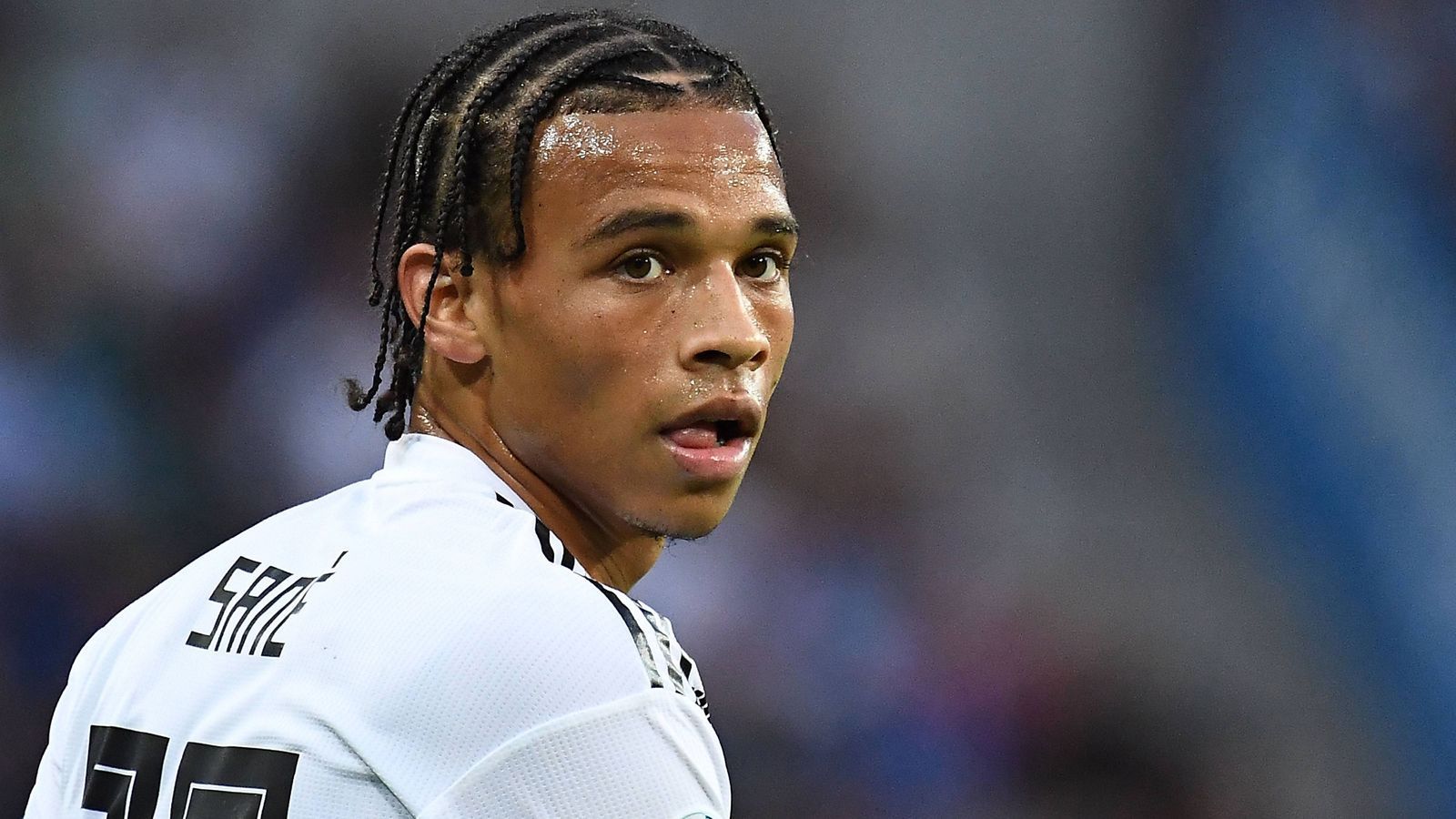 
                <strong>Leroy Sane</strong><br>
                Macht Spaß, ihm zuzuschauen. Ist aber lange der Pechvogel des Abends. Mit einer guten Leistung, sehr beweglich, immer anspielbar, guten Aktionen und tollen Chancen. Er bleibt bis kurz vor Schluss ohne Tor, zwei Treffer werden ihm wegen Abseits abgepfiffen, eines davon zu Unrecht. Belohnt sich dann in der 88. Minute mit dem 8:0 ran-Note: 2
              