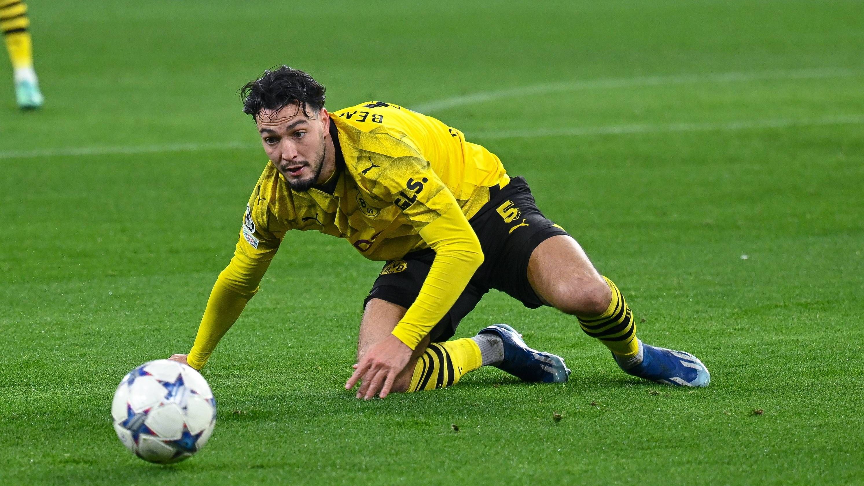 <strong>Ramy Bensebaini</strong><br>Wird meist überspielt oder ausgedribbelt und hat große Probleme mit dem Tempo von PSG. Offensiv mit vielen Fehlentscheidungen. Setzt zu Beginn der zweiten Halbzeit dann einmal richtig nach und leitet so das 1:0 ein. Das scheint ihm Selbstvertrauen zu geben, ist seine Seite für PSG anschließend doch deutlich schwerer zu knacken. <strong><em>ran</em></strong>-Note: 3.