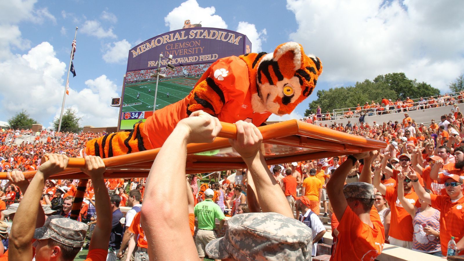 
                <strong>Das Maskottchen der Tigers und Liegestütze</strong><br>
                Seit 1954 wird ein Student der Tigers mit dem Kostüm des Maskottchen beauftragt, für gute Stimmung im Stadion zu Sorgen. Eine ganz besondere Aufgabe besteht darin, zu jedem Touchdown der Tigers Push-Ups zu machen. Legendär wurde damals Mike Bays, der von 1994 bis 1997 für Touchdowns pumpte und so auf eine Gesamtzahl von 2216 Liegestütze in seiner Karriere kam. Tigers-Rekord!
              