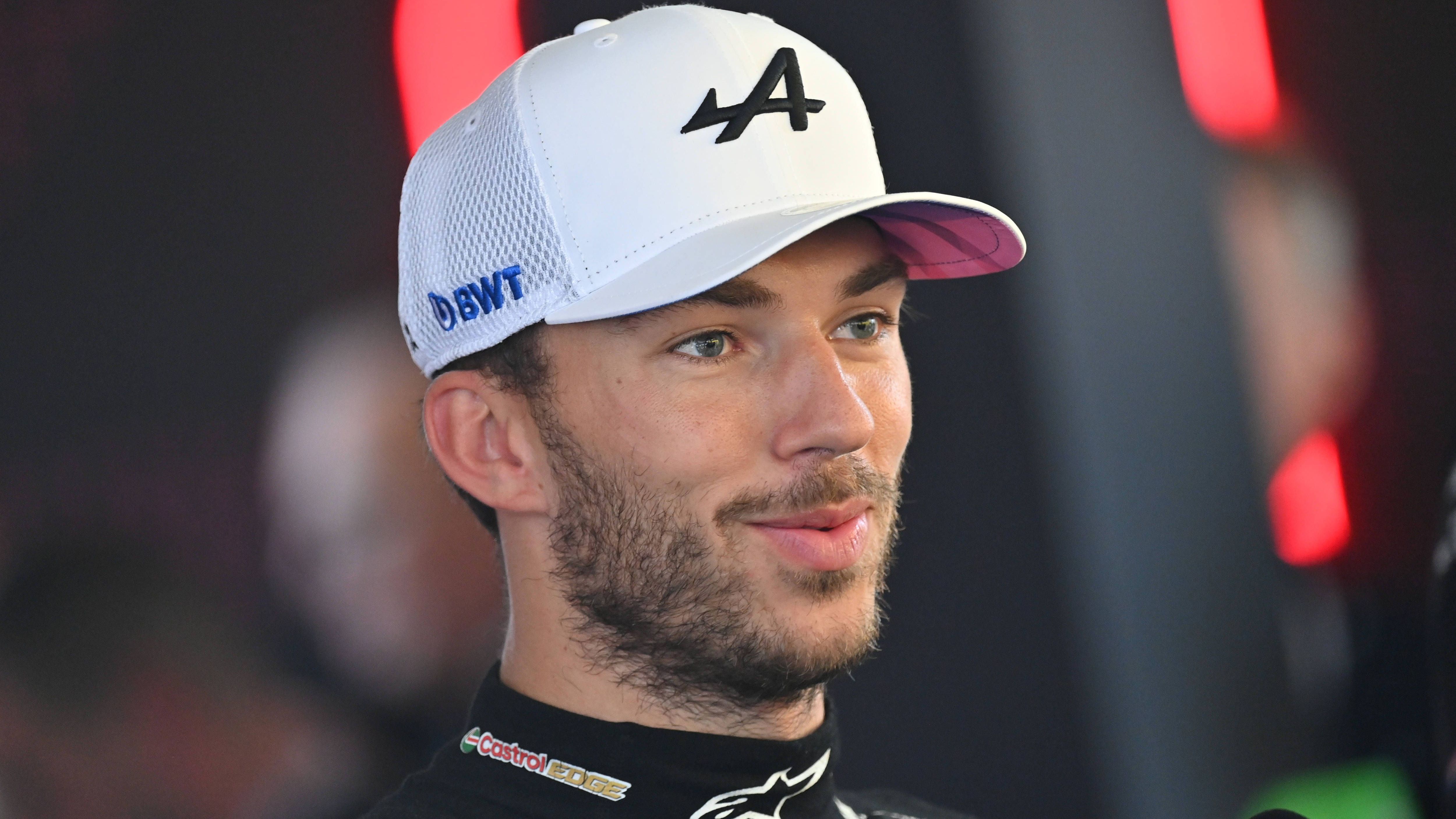 <strong>Gewinner: Pierre Gasly<br></strong>Für den Franzosen ist es eine gute Woche: Erst wird mit Jack Doohan sein zukünftiger Teamkollege vorgestellt, der Gaslys Intimfeind Esteban Ocon ersetzen wird. Dann bestätigt er seinen neunten Startplatz im Rennen trotz der dahinter vorpreschenden Carlos Sainz und Lewis Hamilton. Dass Gasly dafür die beiden Aston Martins im Rennen kassiert, ist ein Fingerzeig.