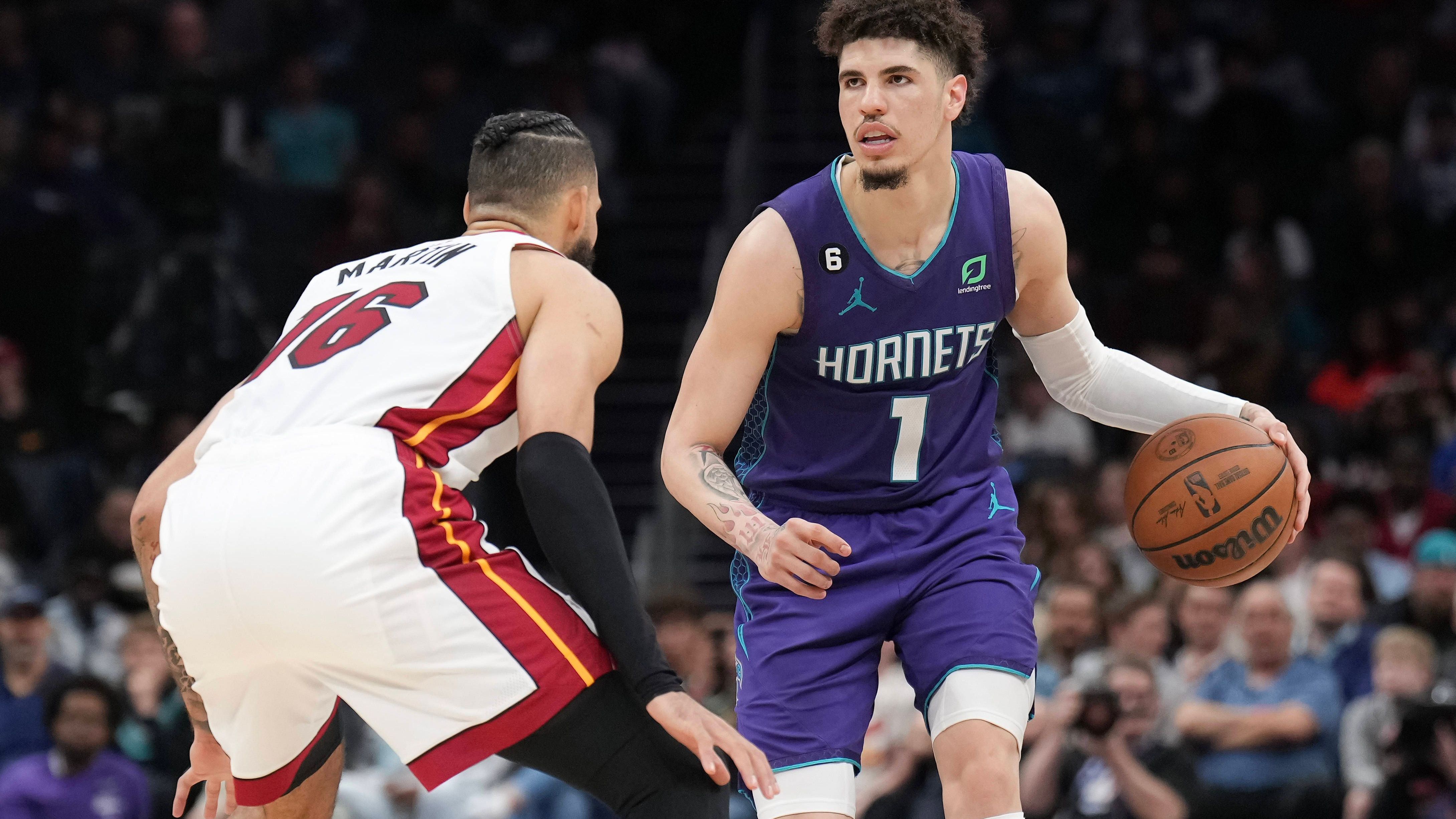 <strong>LaMelo Ball (Charlotte Hornets)</strong><br>Der Gewinner des&nbsp;NBA Rookie of the Year Awards aus dem Jahr 2021 muss weiterhin auf seine erste Playoff-Teilnahme warten. Der 22-Jährige verpasste die Teilnahme mit den Charlotte Hornets als Tabellen-13. und einem Record von 21-61 deutlich. LaMelo Ball kam auf durchschnittlich 23,9 Punkte und acht Rebounds. Aufgrund einer Knöchel-OP verpasste er aber einige Spiele.