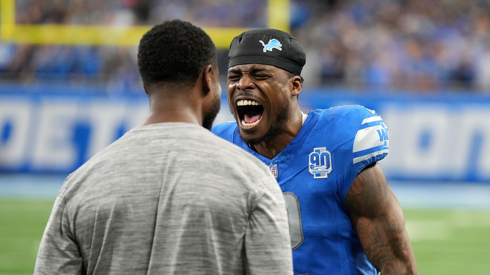 <strong>Verlierer: C.J. Gardner-Johnson (Detroit Lions)</strong><br>Die Leistung des Cornerbacks war sehr gut und eigentlich ist er ein Gewinner. Wir kritisieren aber sein unsportliches Verhalten drumherum. Nicht nur, dass er nach der Interception von Baker Mayfield den Ball provokativ zu ihm zurückwarf, er musste nach dem Spiel auch noch bei Instagram ein Live-Video starten und ihn dort beleidigen. Das hat ein Sieger nicht nötig und kostet Sympathien. Zudem wäre er nicht der erste Spieler, der in Sachen Karma in den Playoffs noch eine Retourkutsche bekommen könnte.