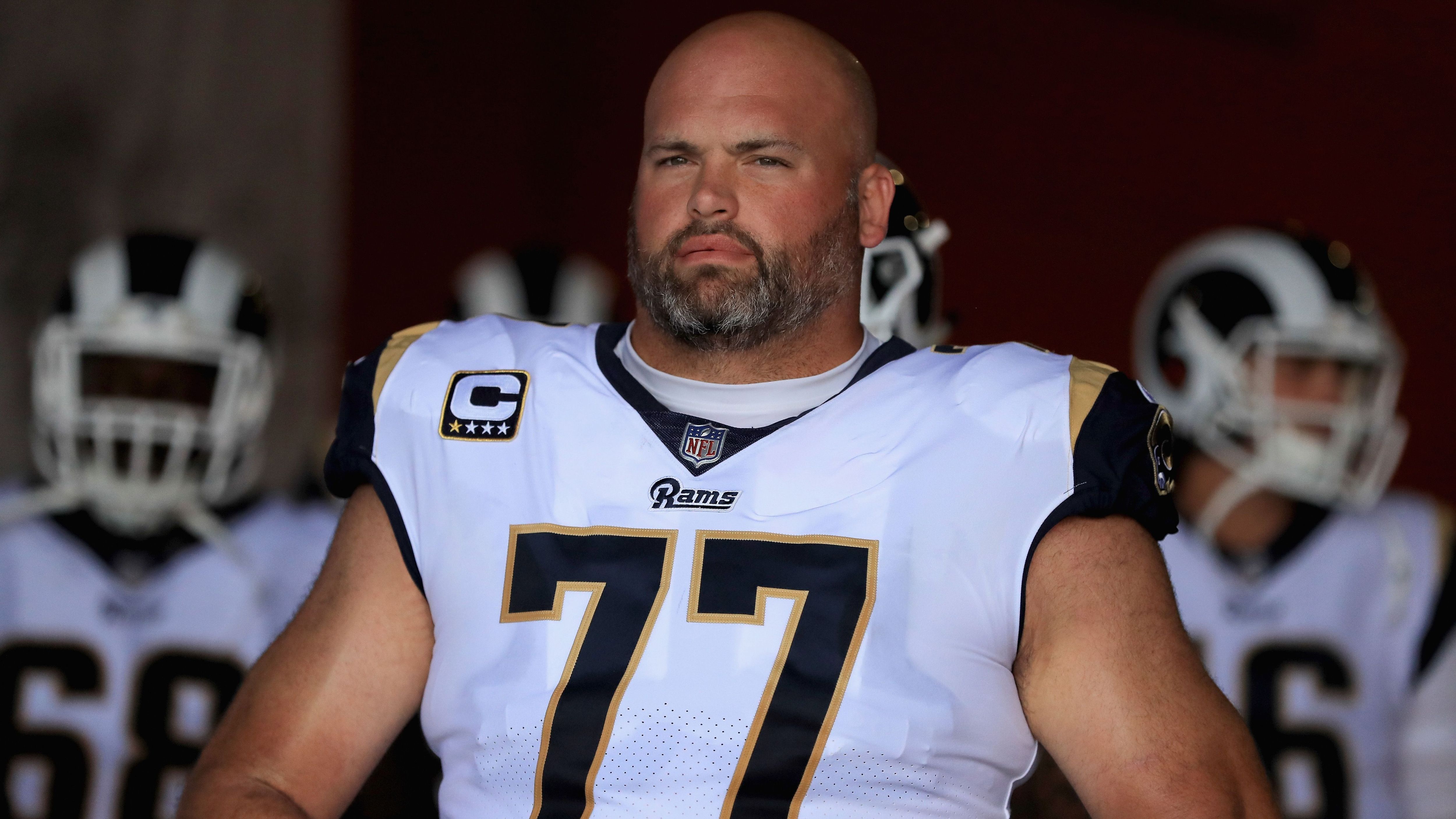 
                <strong>Offensive Tackle: Andrew Whitworth</strong><br>
                Left Tackle Andrew Whitworth war einer der Garanten für die fünf aufeinanderfolgenden Playoff-Qualifikationen der Cincinnati Benglas im vergangenen Jahrzehnt. Seit seinem Weggang 2017 konnten die Bengals keine Saison mehr mit positiver Bilanz - geschweige denn eine Teilnahme an der Postseason - erreichen. Der viermalige Pro Bowler brachte nach seinem Wechsel zu den Los Angeles Rams dasselbe Maß an Zuverlässigkeit und Führungsqualitäten mit und wurde im zarten Alter von 36 Jahren zum zweiten Mal zum All Pro gewählt. 2020 unterschrieb der 38-Jährige erneut für drei Jahre bei den Rams und wird damit auch weiterhin die Blindside von Quarterback Jared Goff beschützen.
              