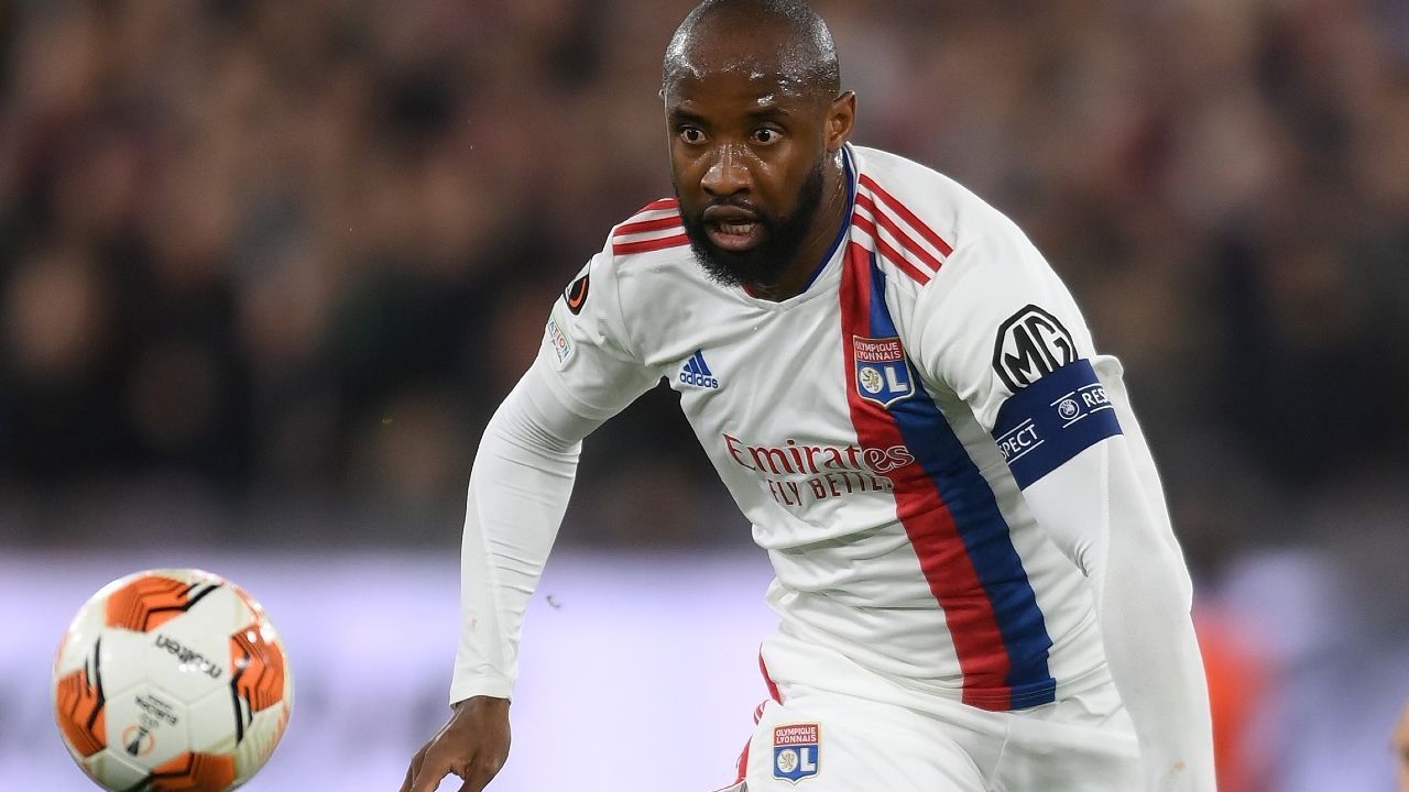 
                <strong>Platz 15 - Mousa Dembele (Olympique Lyon)</strong><br>
                &#x2022; <strong>Bisheriger Verein: </strong>Olympique Lyon<br>&#x2022; <strong>Größte Erfolge: </strong>1x spanischer Meister<br>&#x2022; <strong>Marktwert: </strong>15 Millionen Euro<br>&#x2022; <strong>Alter: </strong><br>&#x2022; <strong>Tendenz: </strong>wird auf jeden Fall gehen<br>&#x2022; <strong>Mögliche Ziele: </strong>Galatasaray Istanbul, Eintracht Frankfurt<br>
              