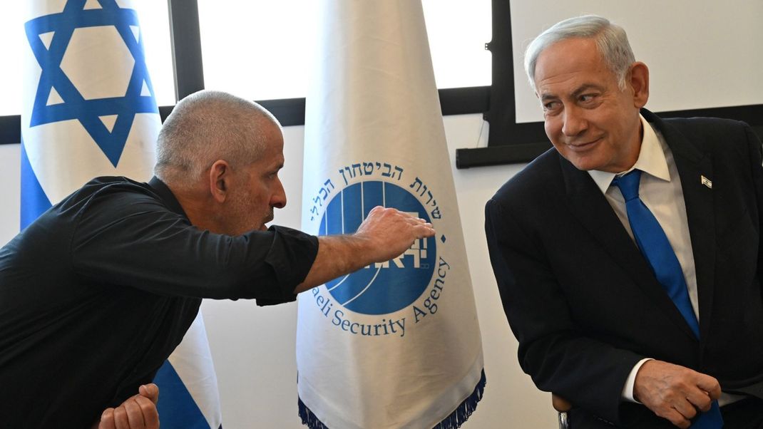 Benjamin Netanjahu (rechts), Ministerpräsident von Israel und Ronen Bar, Chef des Inlandsgeheimdienstes Schin Bet, standen offenbar auf der Tötungsliste eines jüdischen Geschäftsmannes aus Israel.