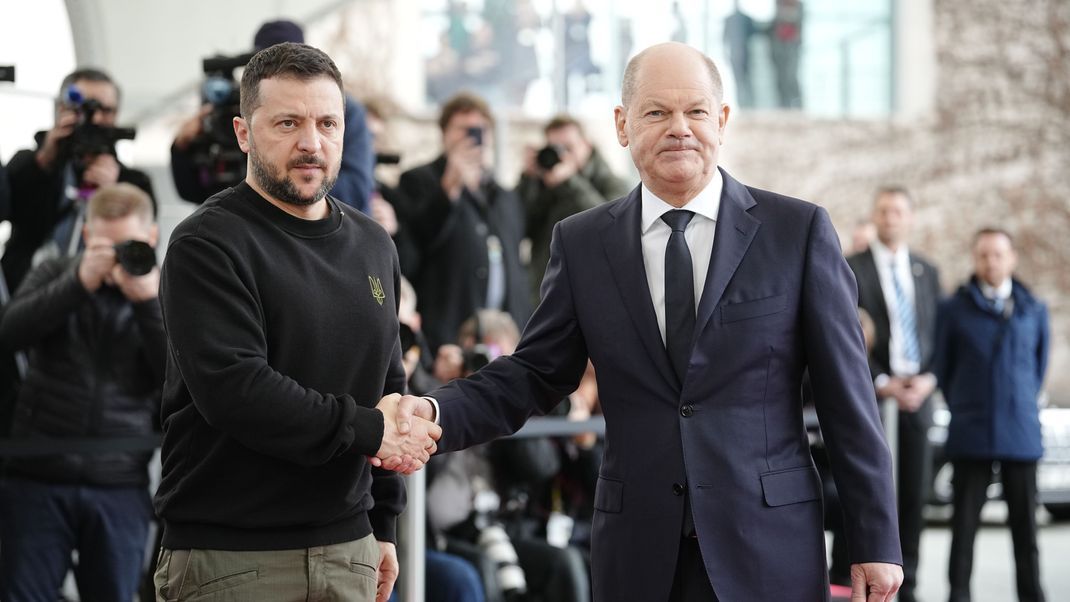 Bundeskanzler Olaf Scholz (SPD, r) empfängt Wolodymyr Selenskyj, Präsident der Ukraine, vor dem Bundeskanzleramt zu einem Arbeitsbesuch.