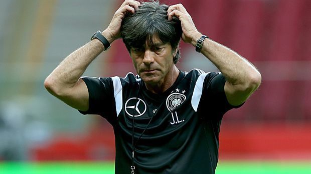 
                <strong>Joachim Löw zählt Kruse öffentlich an</strong><br>
                Jetzt könnte Löw endgültig einen Schlussstrich unter Kruses Karriere beim DFB ziehen. In seiner Erklärung geht der Bundestrainer hart mit dem Profi ins Gericht: "Der Vorfall am zurückliegenden Wochenende widerspricht meinen Erwartungen. Max hat sich zum wiederholten Male unprofessionell verhalten. Das akzeptiere ich nicht. Wir brauchen Spieler, die fokussiert und konzentriert und sich auch ihrer Vorbildrolle bewusst sind." Löw greift hart durch - das war aber nicht immer so. ran.de zeigt vier Eklats von Nationalspielern, bei denen er Gnade vor Recht walten ließ.
              