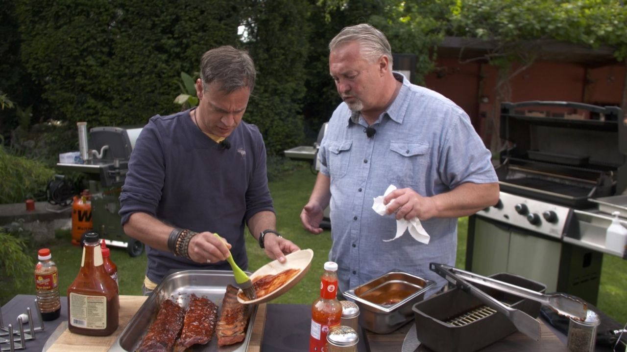 Nach der Dampf- und Grillphase sind die Rippchen bereit für das Glasieren. Na dann, guten Appetit! 