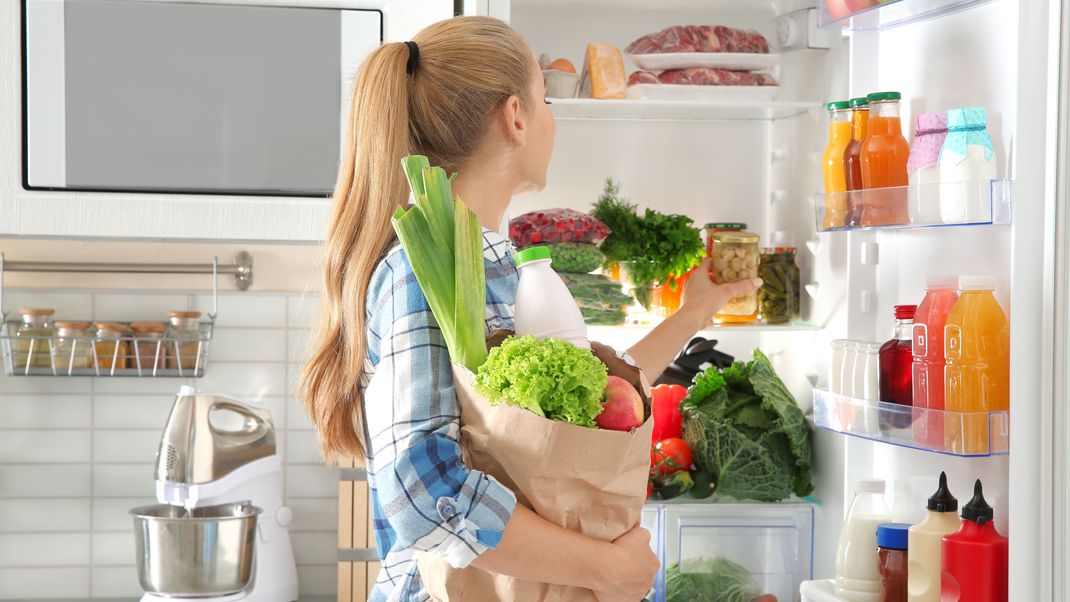 Wenn die Temperaturen im Sommer steigen, macht sich das auch im Kühlschrank bemerkbar.